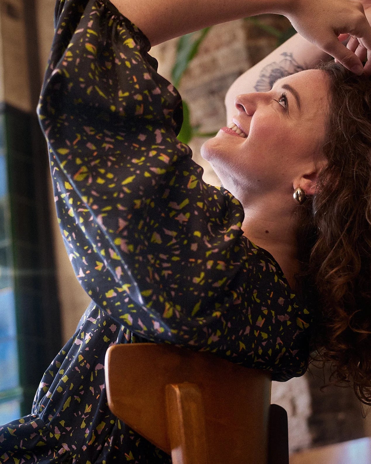 Patron robe noire à motifs avec manches bouffantes, modèle RE_Sourcée.