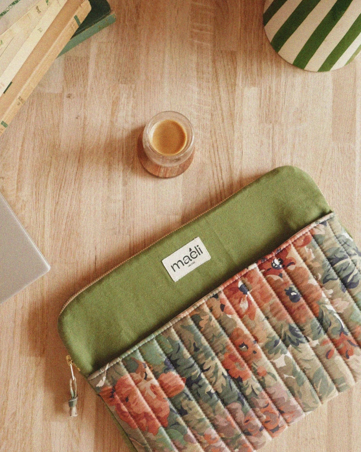 Patron couture pochette Rosie vintage fleurie, design unique en tissu upcyclé matelassé.