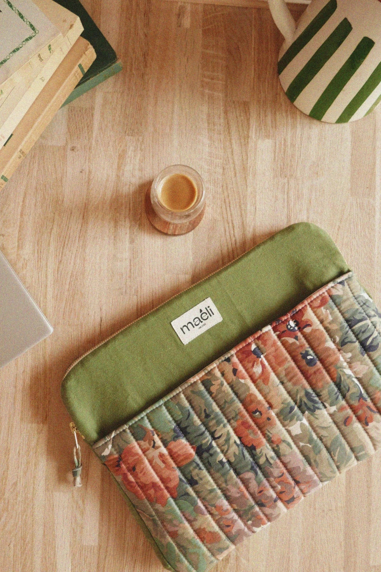 Patron couture pochette Rosie vintage fleurie, design unique en tissu upcyclé matelassé.