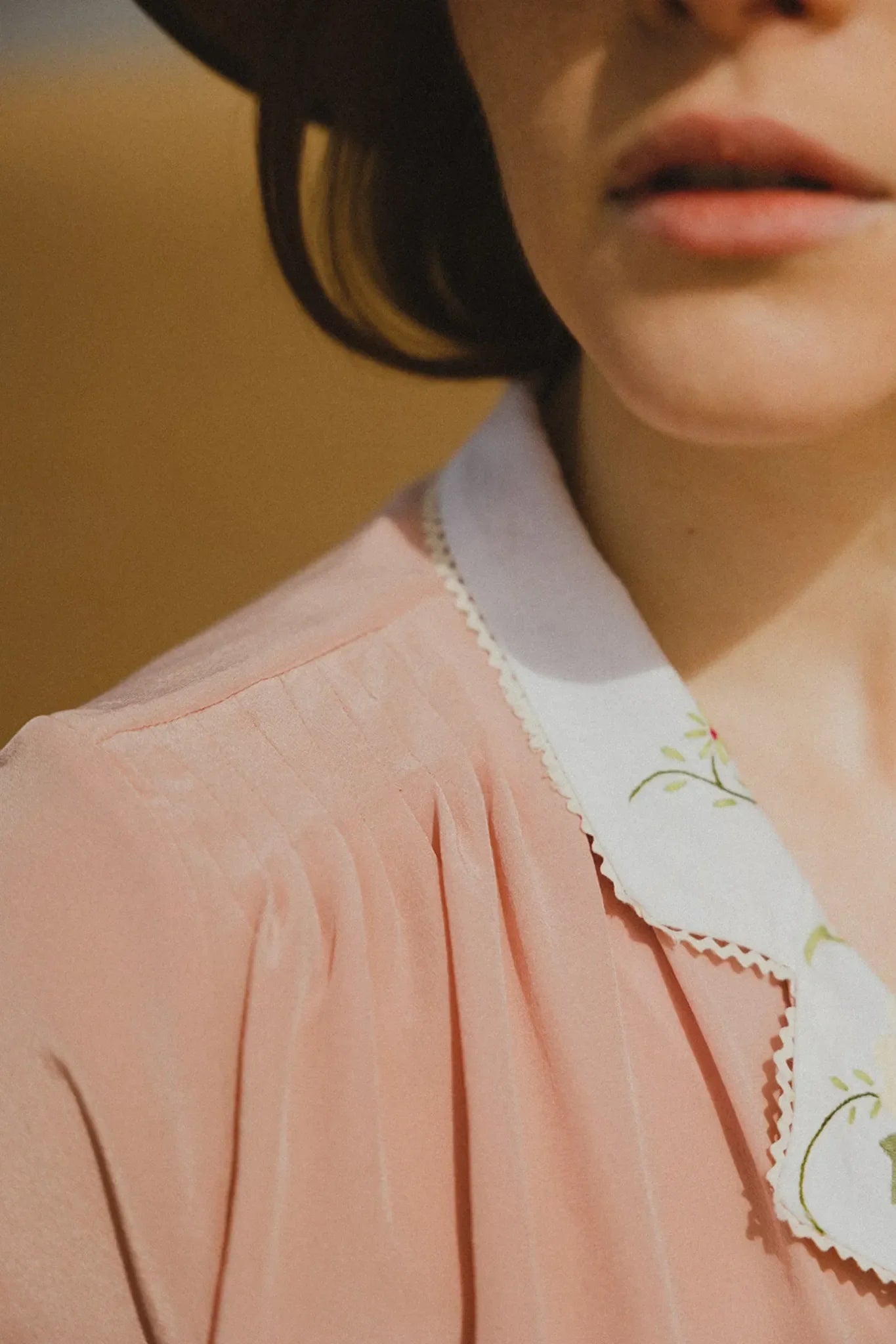 Patron couture Sacha, une chemisette à noeuds avec col brodé.