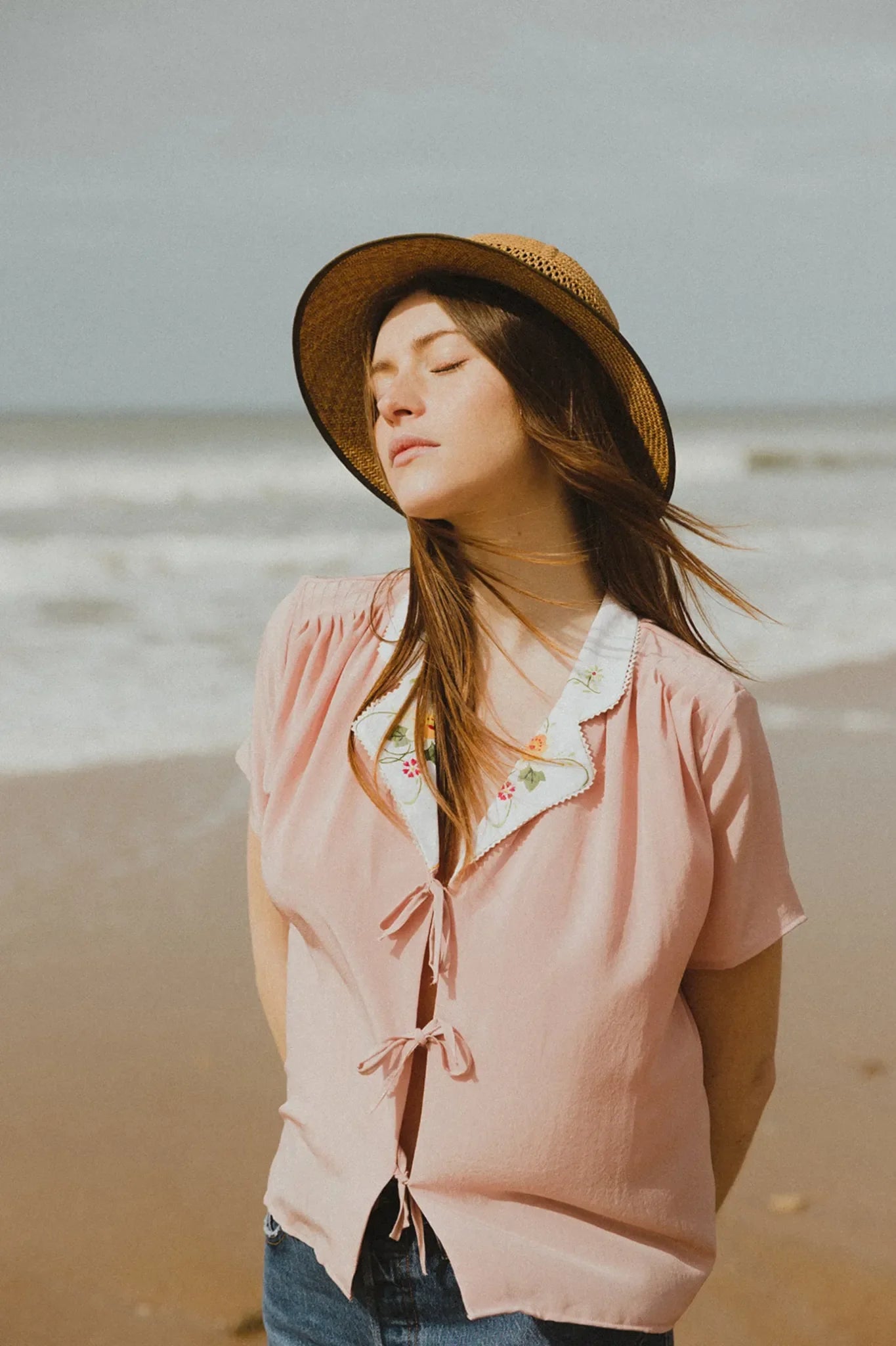 Chemisette Sacha en soie rose et col en napperons brodées. Patron de couture upcycling de Maéli Paris.