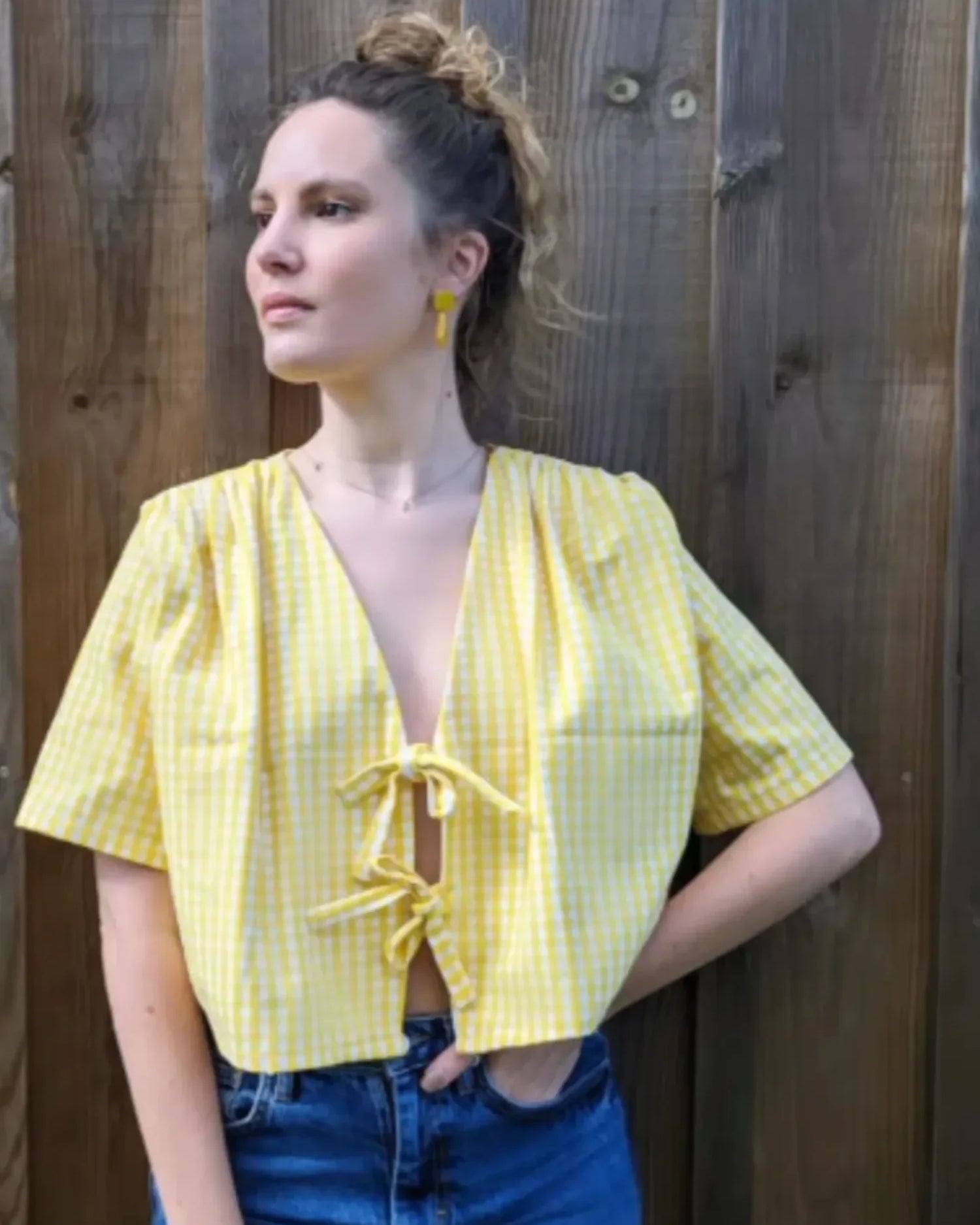 Patron couture chemisette Sacha, jaune vichy vintage, col V et nœuds.