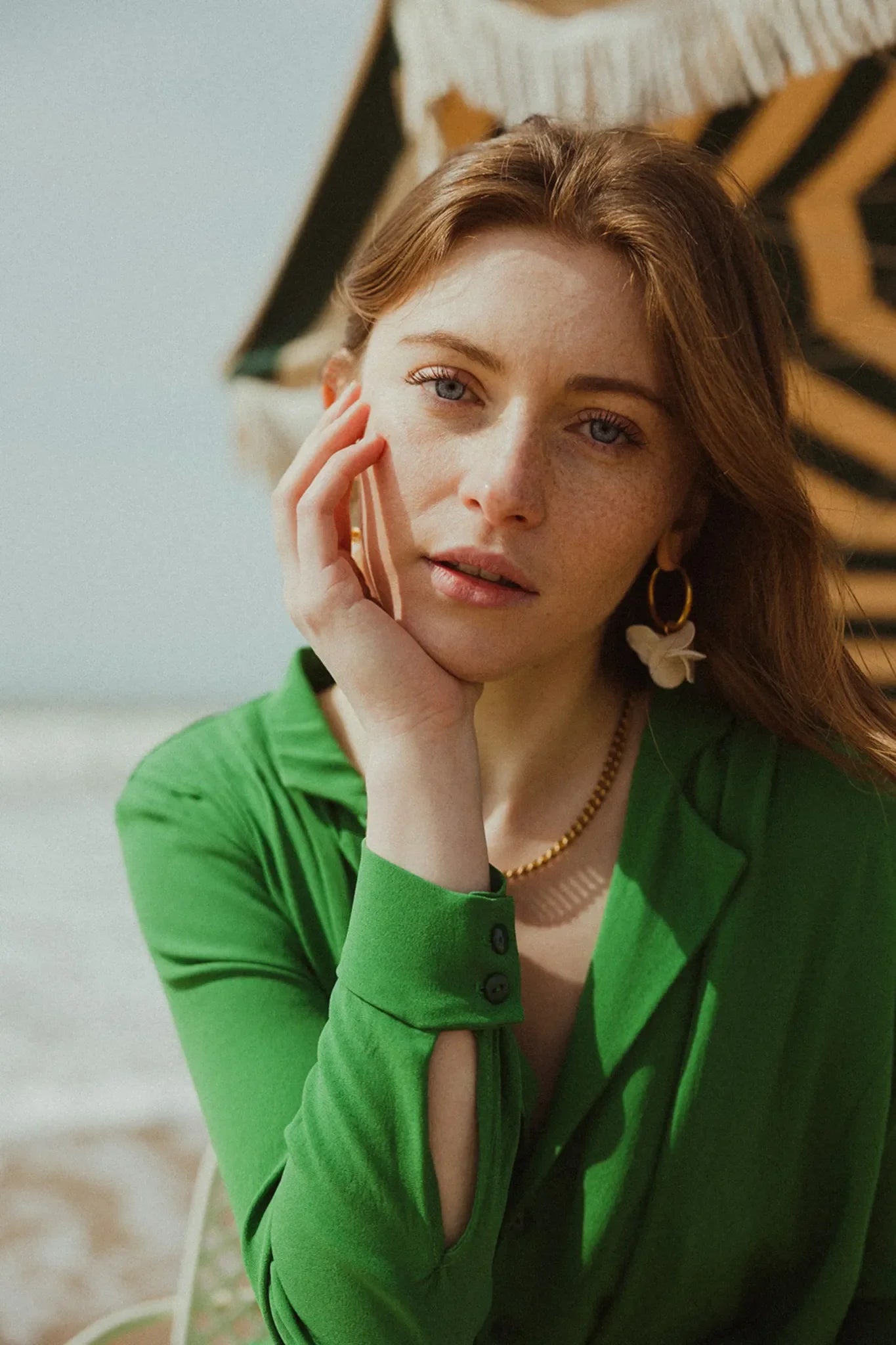 Robe verte Sacha à manches longues et boutons, style rétro. Patron de couture Maéli Paris.