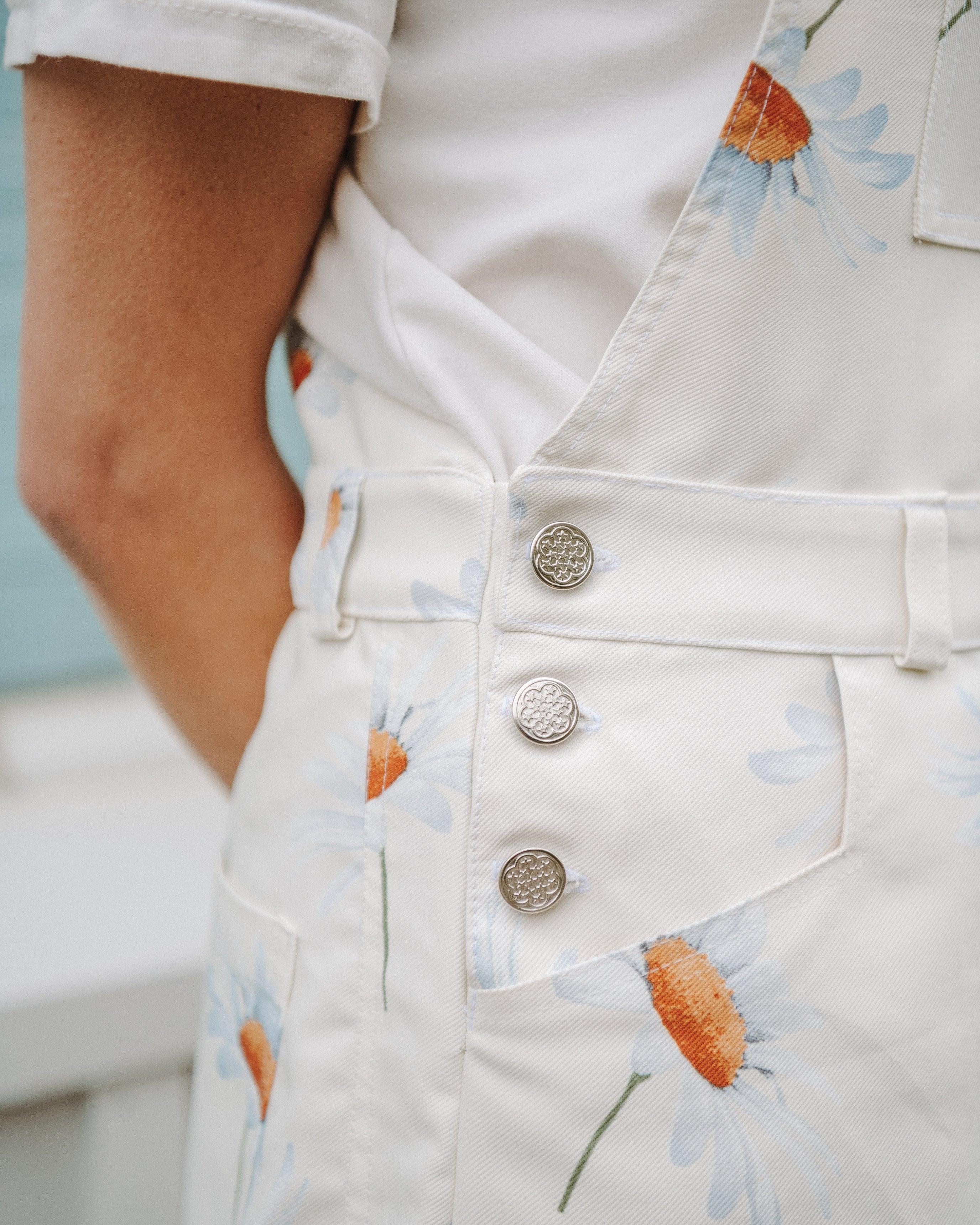 detail salopette femme anais boutonnage cote ajustement taille et finitions couture