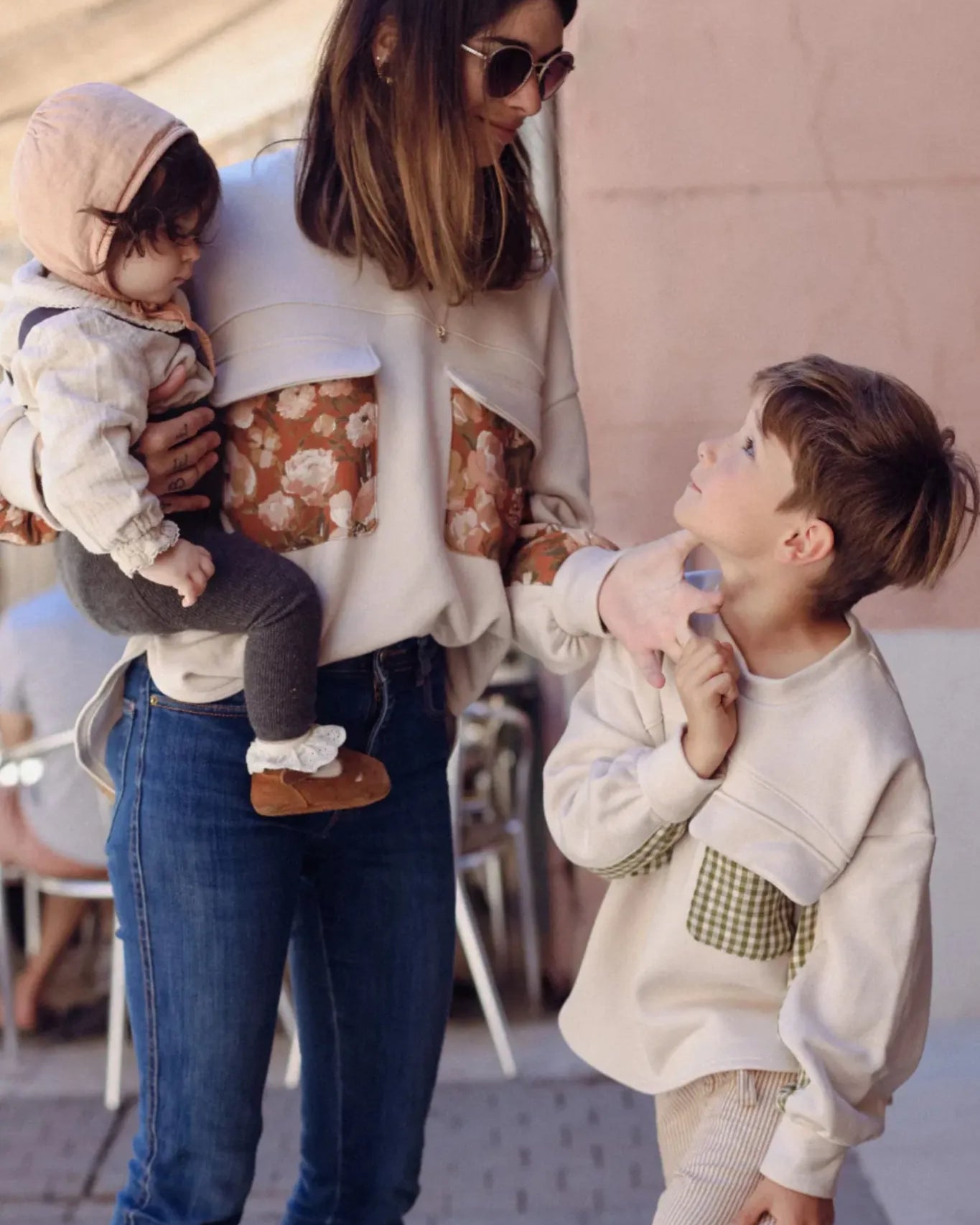 Patron de couture Simone pour femmes et enfants. Sweat à poches et empiècements.