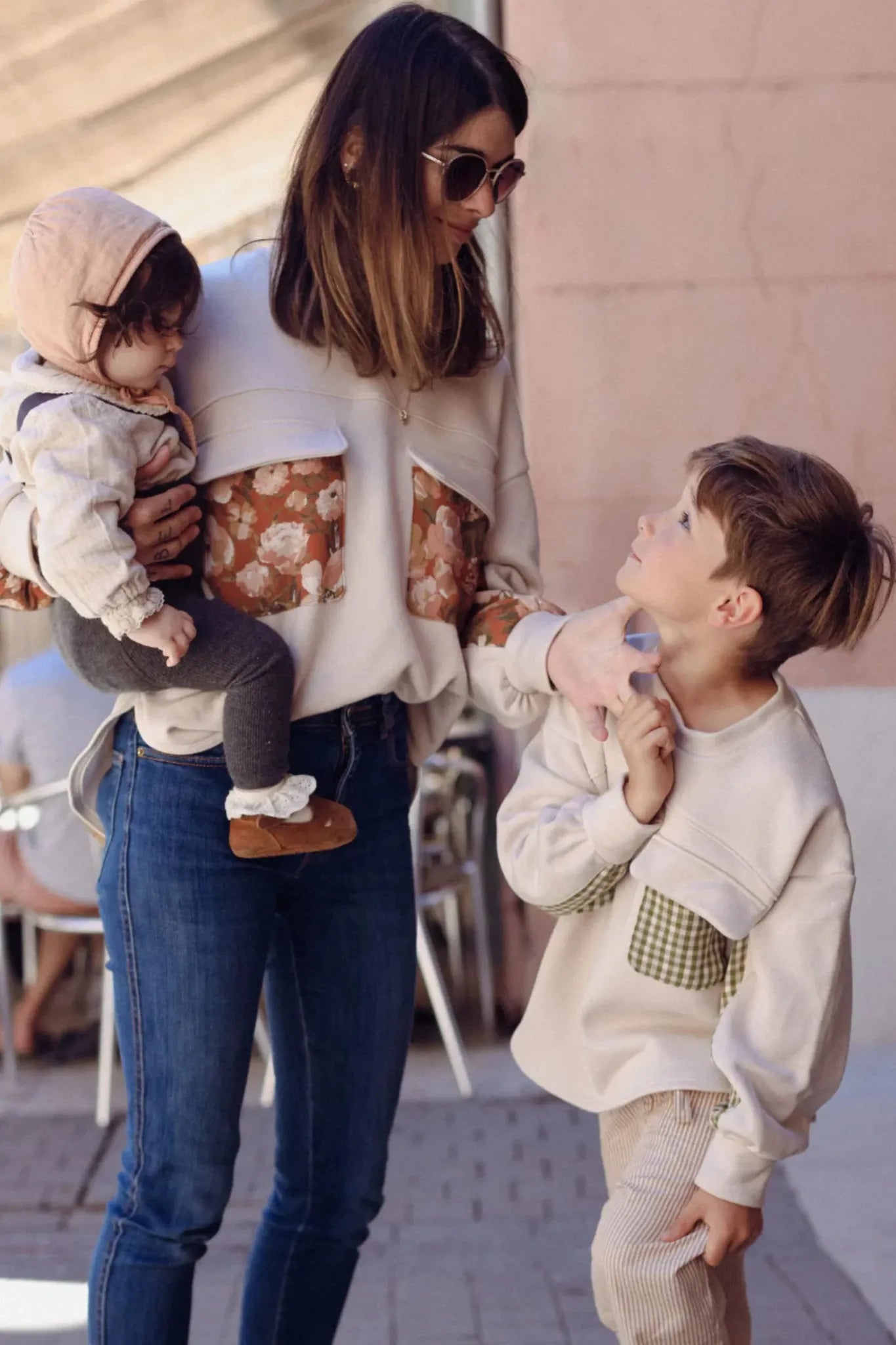 Patron de couture Simone pour femmes et enfants. Sweat à poches et empiècements.