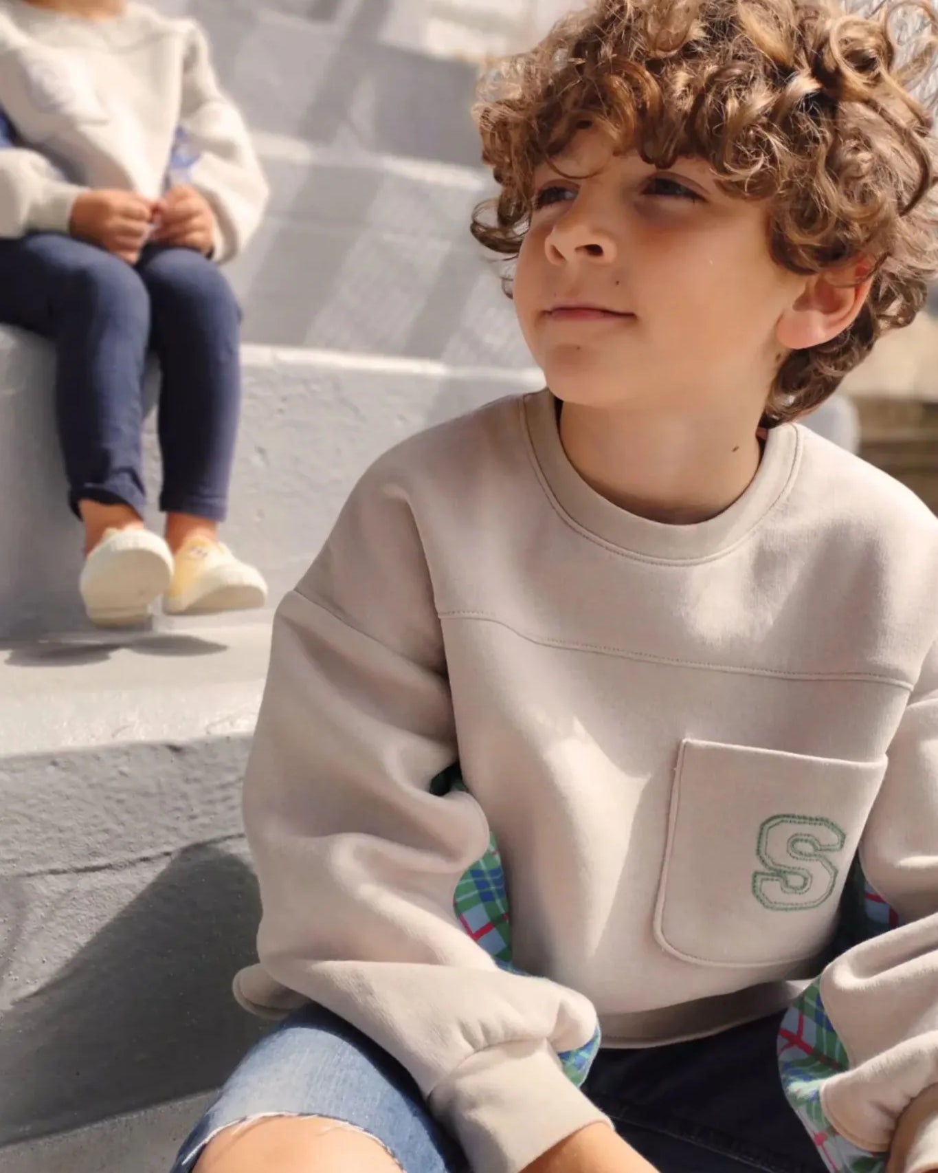 Patron de couture Maéli du sweat Simone enfants. Sweat à poches et empiècements.