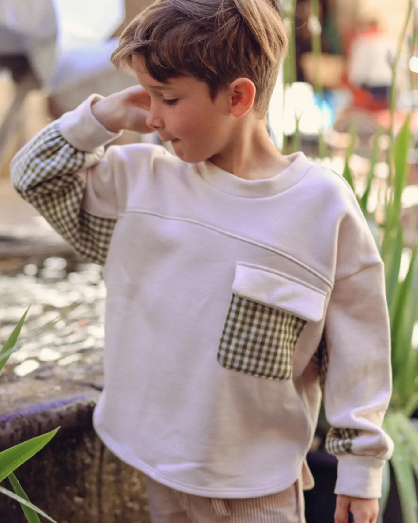 Patron de couture sweat Simone kids avec des empiècements pour upcycling.