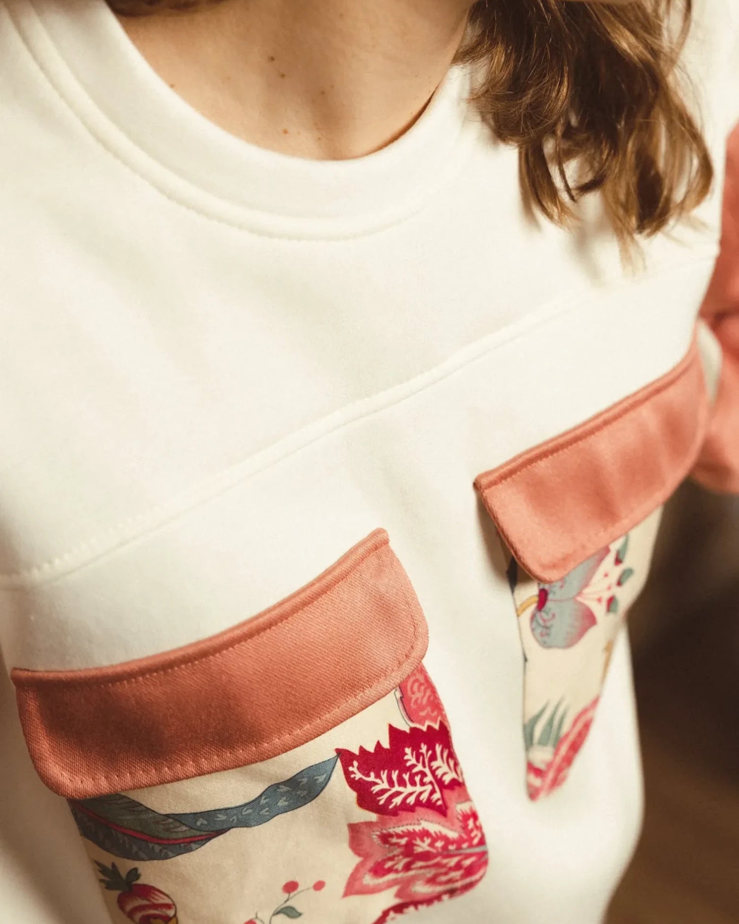 Patron de couture Maéli, sweat Simone avec poches en tissu upcyclé.