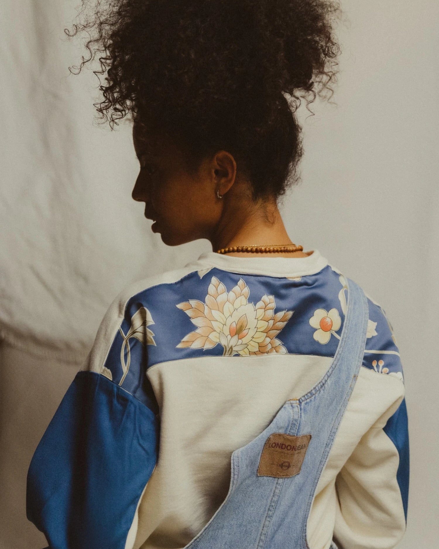 Patron du sweat Simone Maéli avec des empiècements bleus upcyclés au dos.