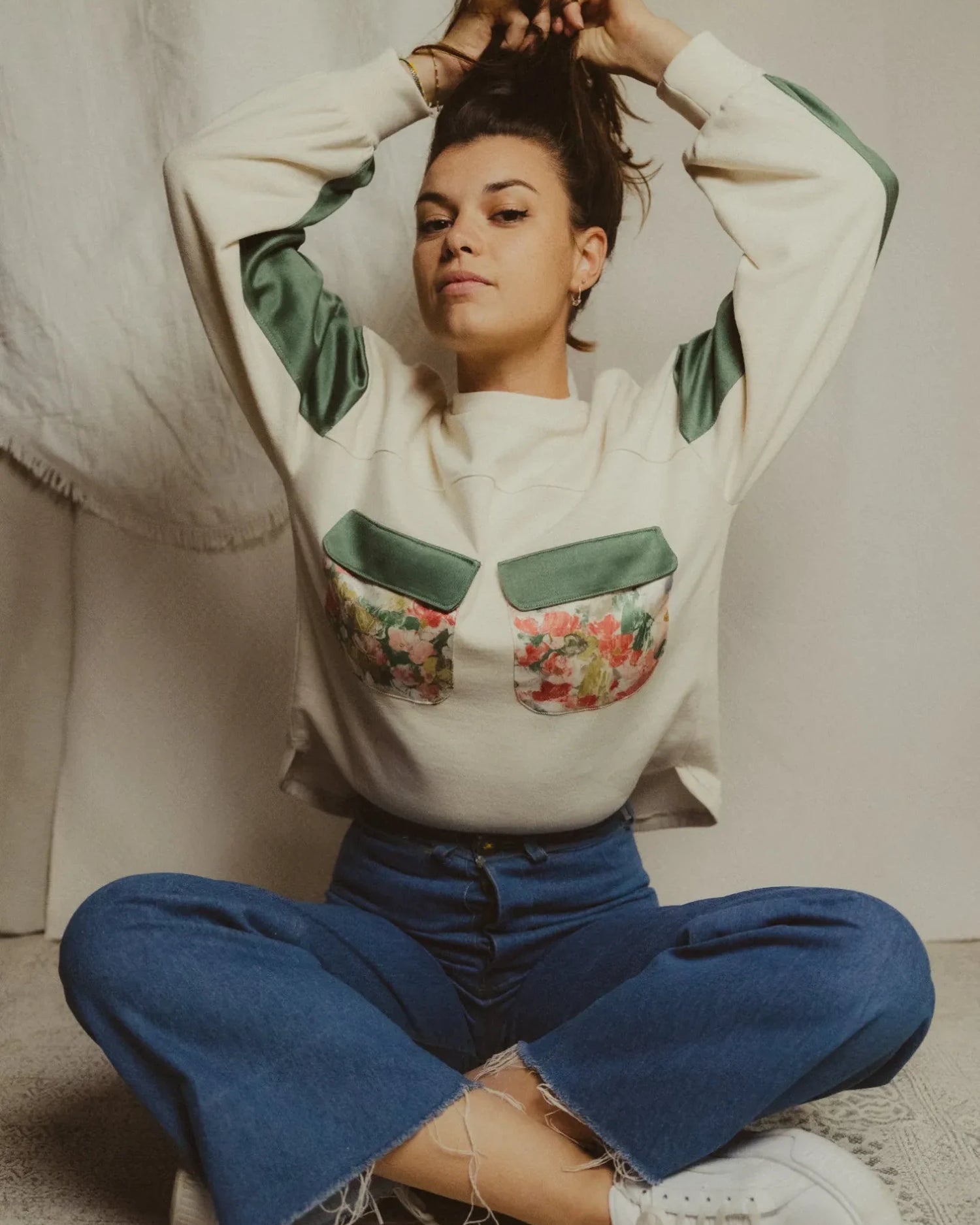 Patron du sweat Simone Maéli Paris avec des empiècements upcyclés verts et fleuris.