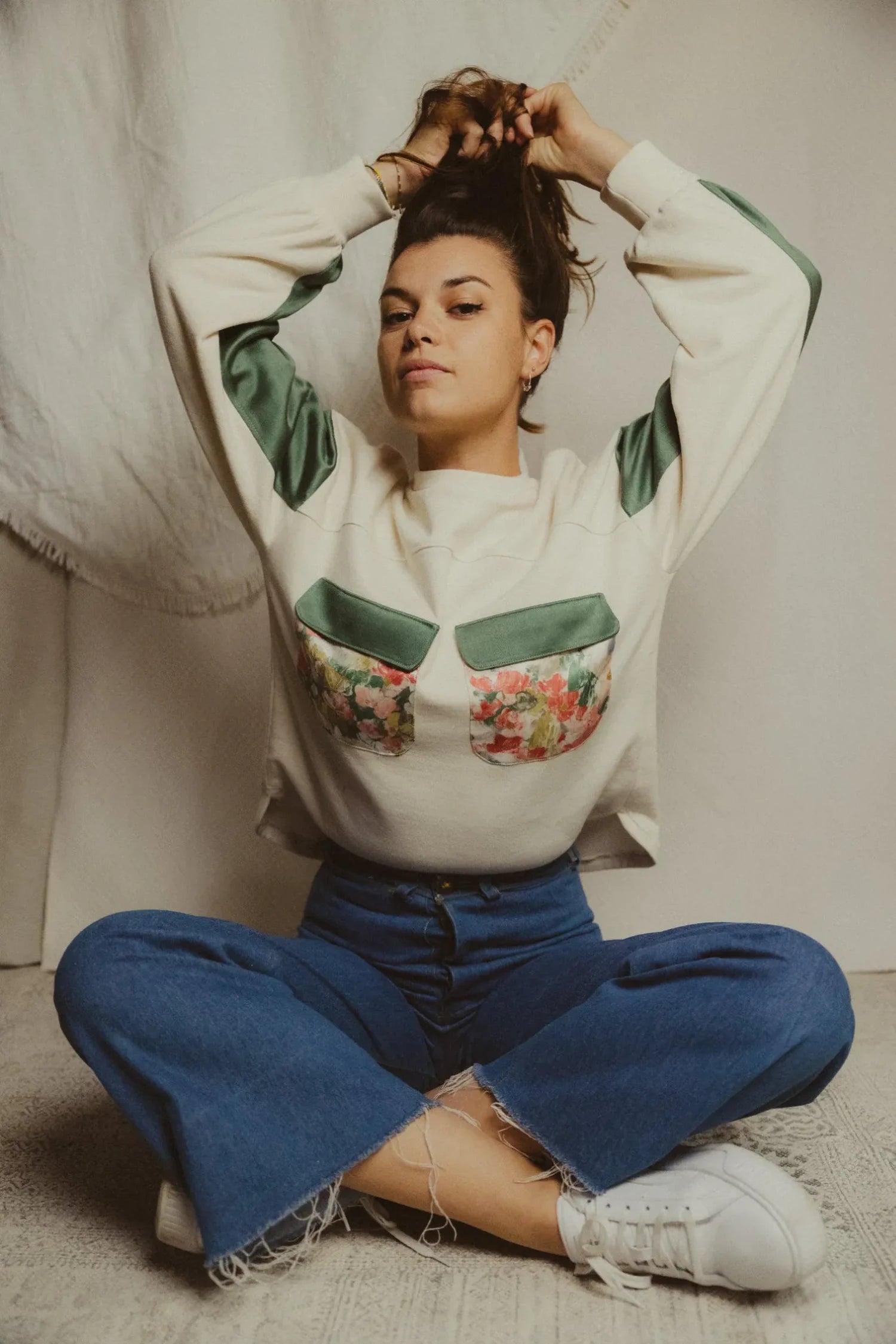 Patron du sweat Simone Maéli Paris avec des empiècements upcyclés verts et fleuris.