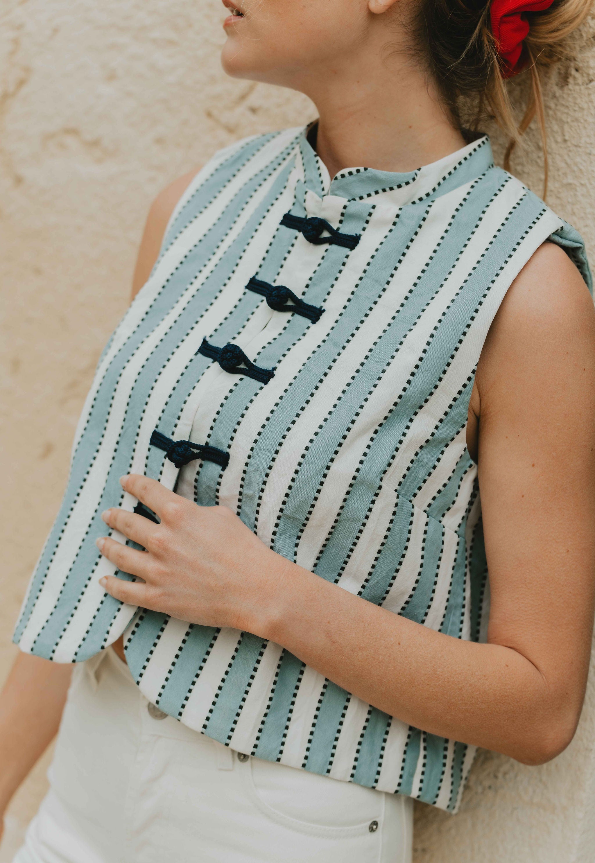 Patron de couture top croisé Victoire détail de fermeture devant, finition avec noeuds chinois