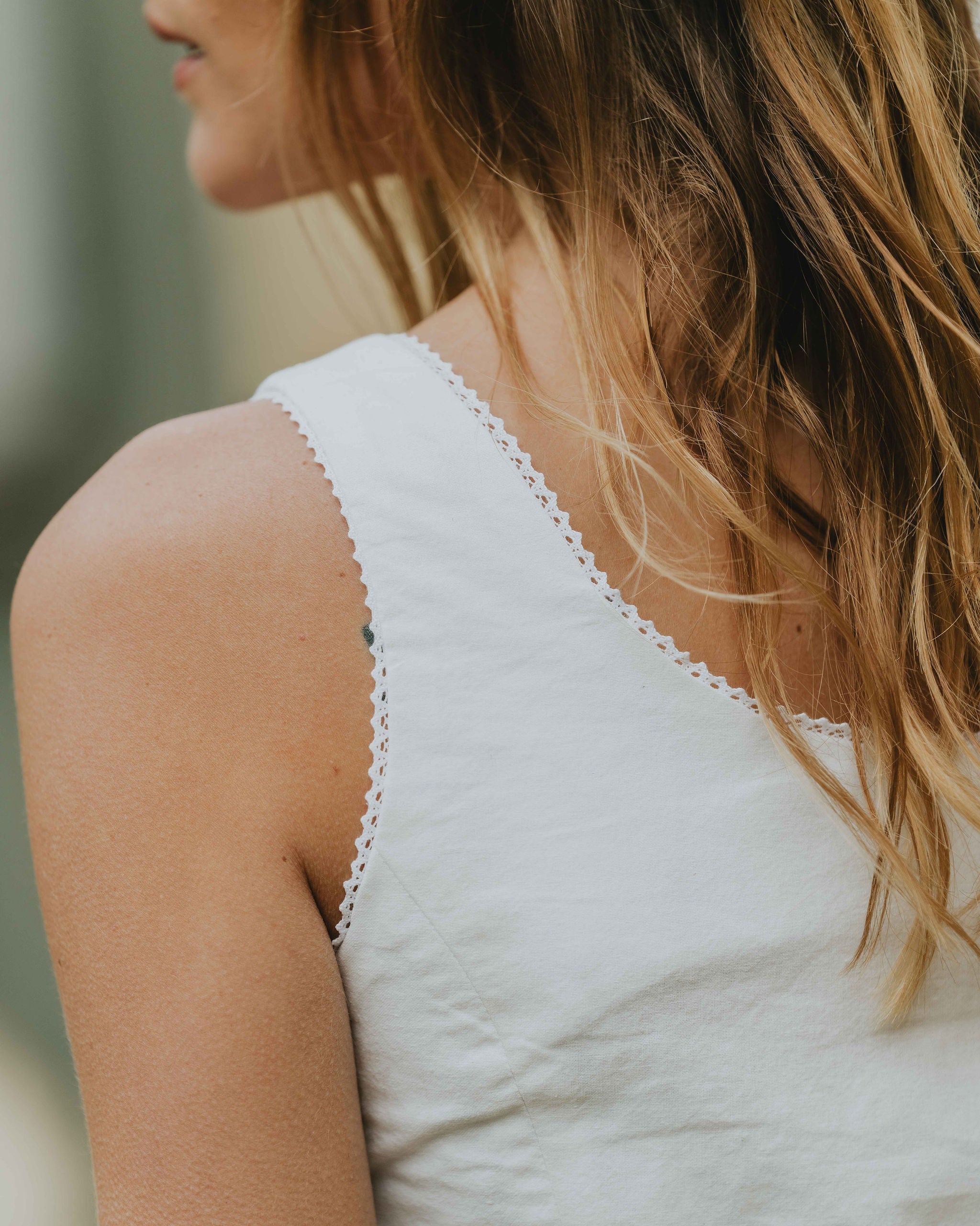 Patron de couture top Delphine détail encolure arrondie avec finition brodée