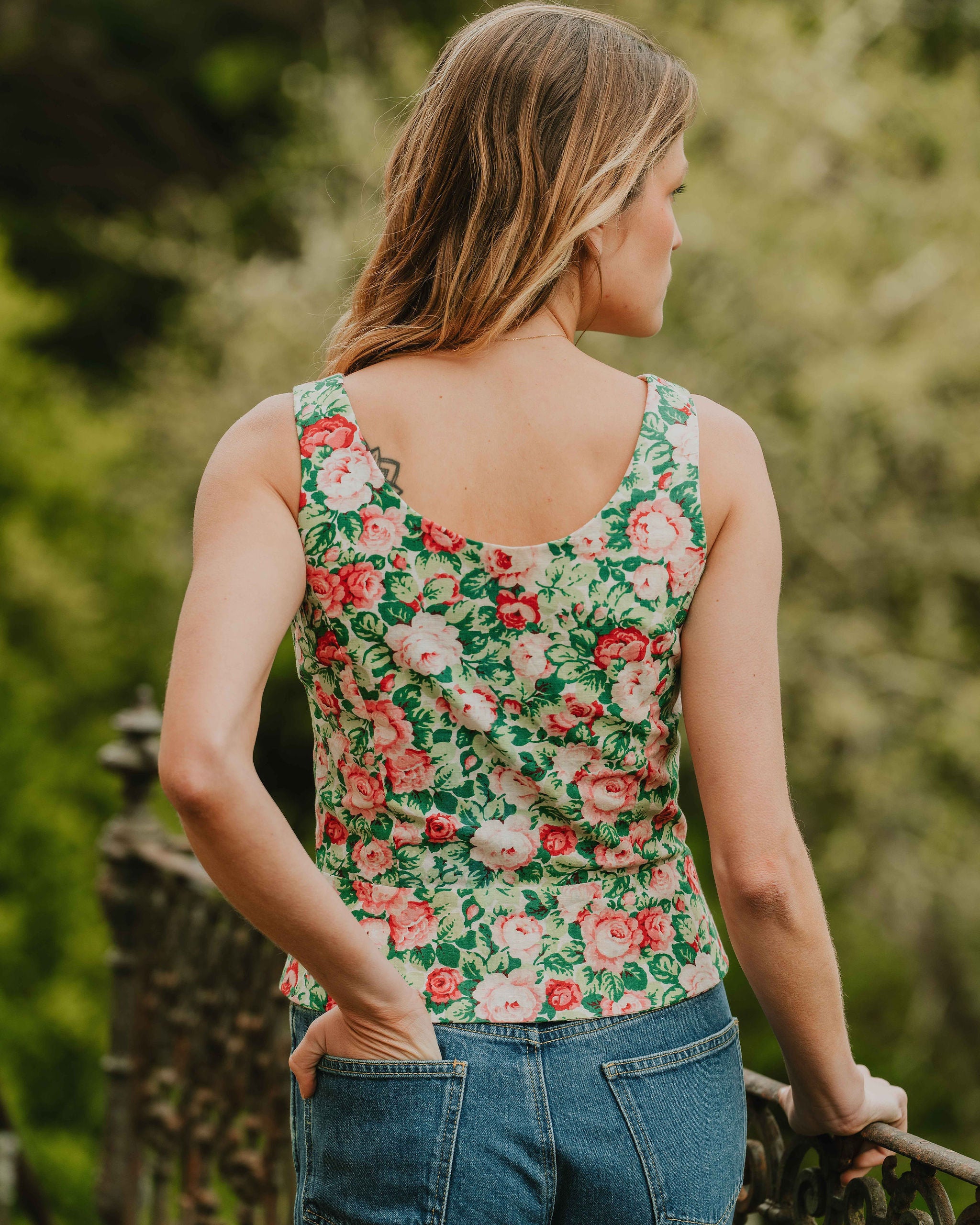 Patron de couture top Delphine de dos fleuri encolure ronde