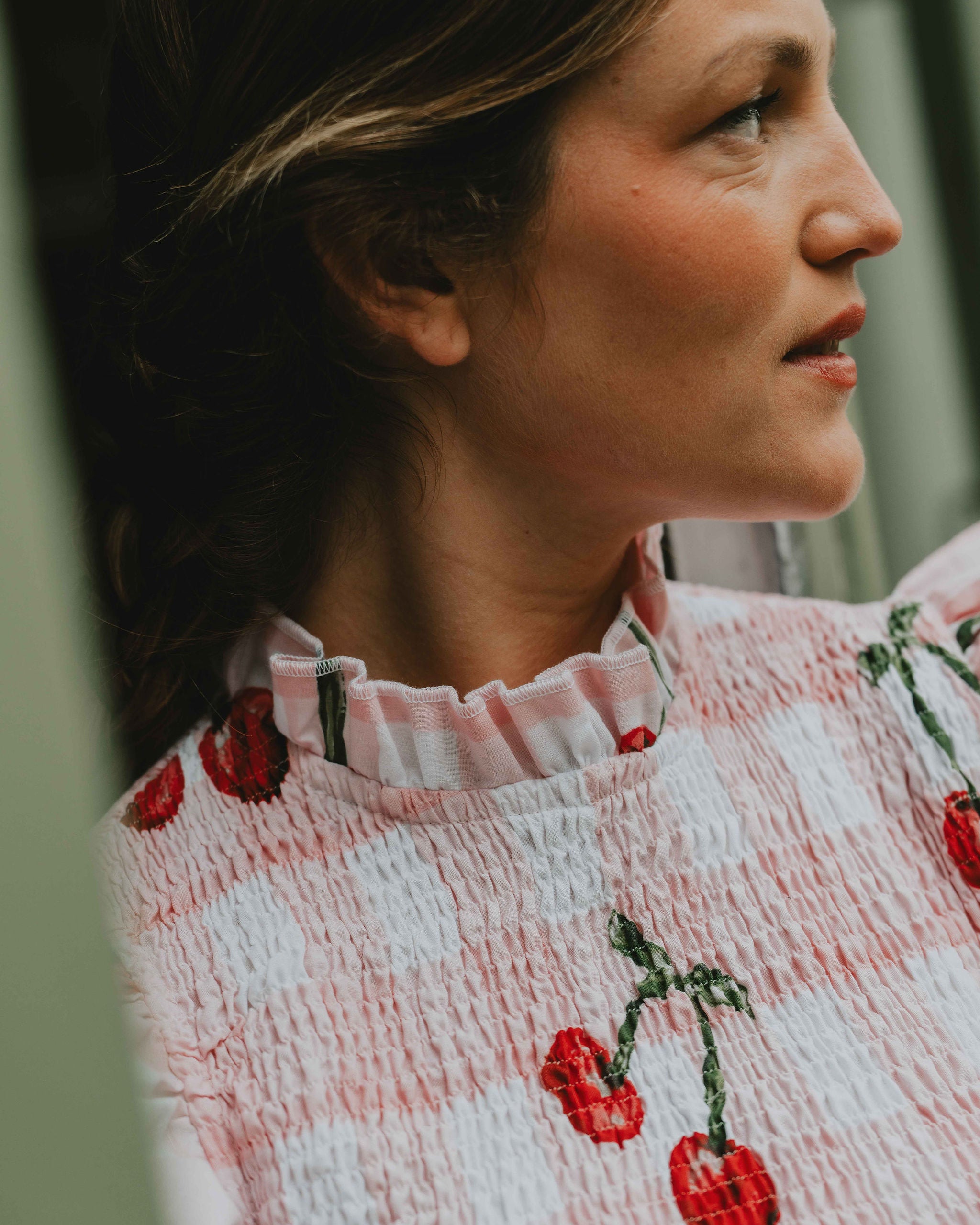 Patron de couture top Hortense détail encolure montante avec finition smockée