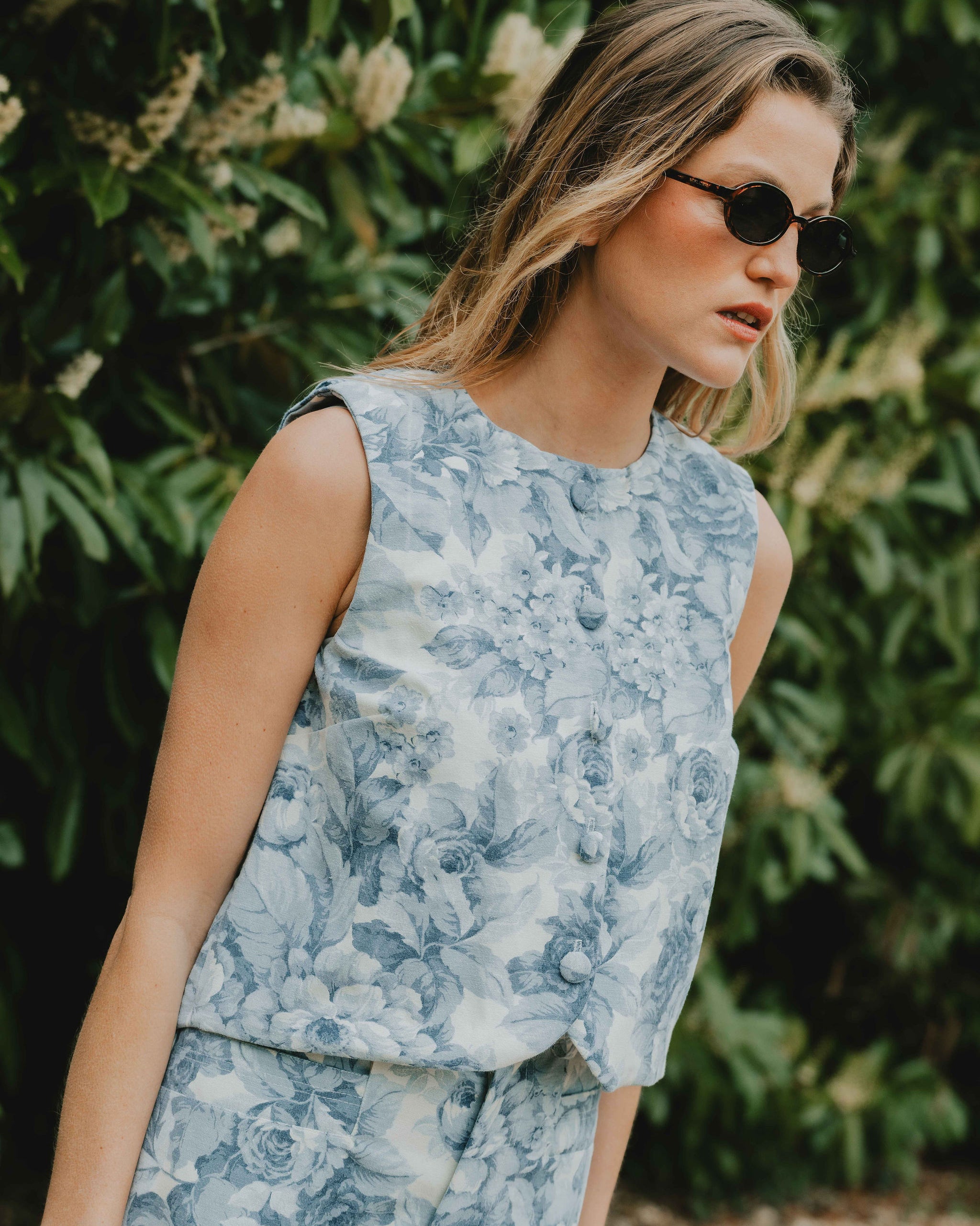 Patron de couture top sans manches ajusté avec boutons devant et imprimé floral bleu