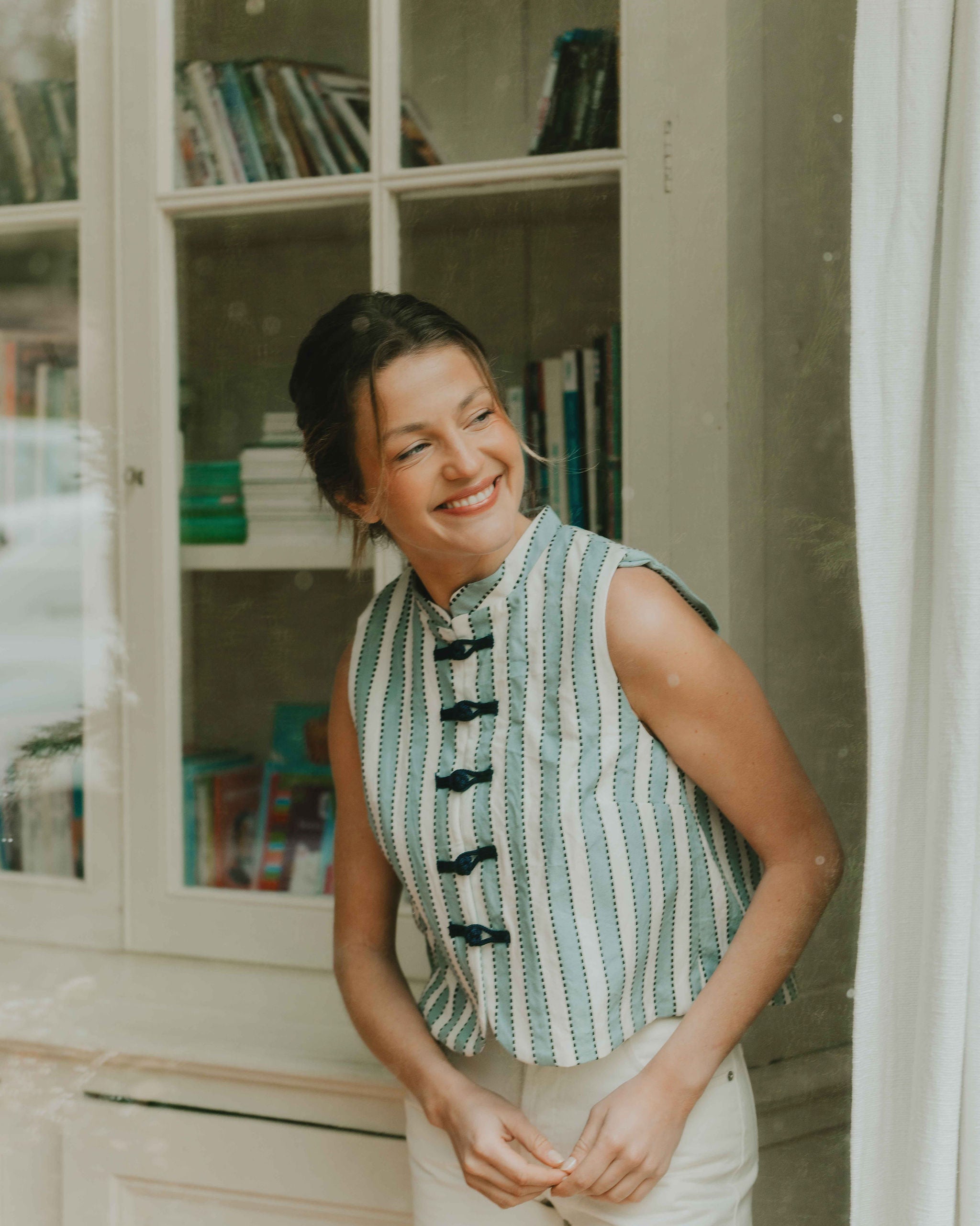 Patron de couture top sans manches avec fermeture décorative et coupe ajustée