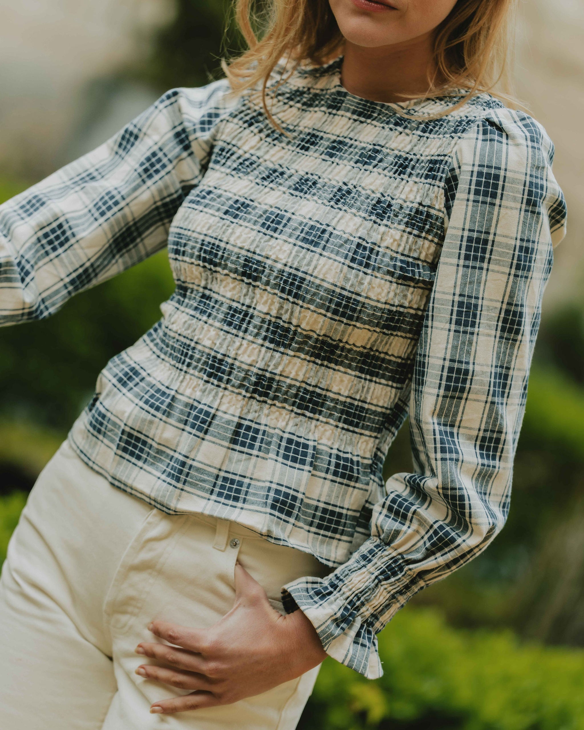 Patron de couture top smocké manches longues avec poignets resserrés et tissu à carreaux