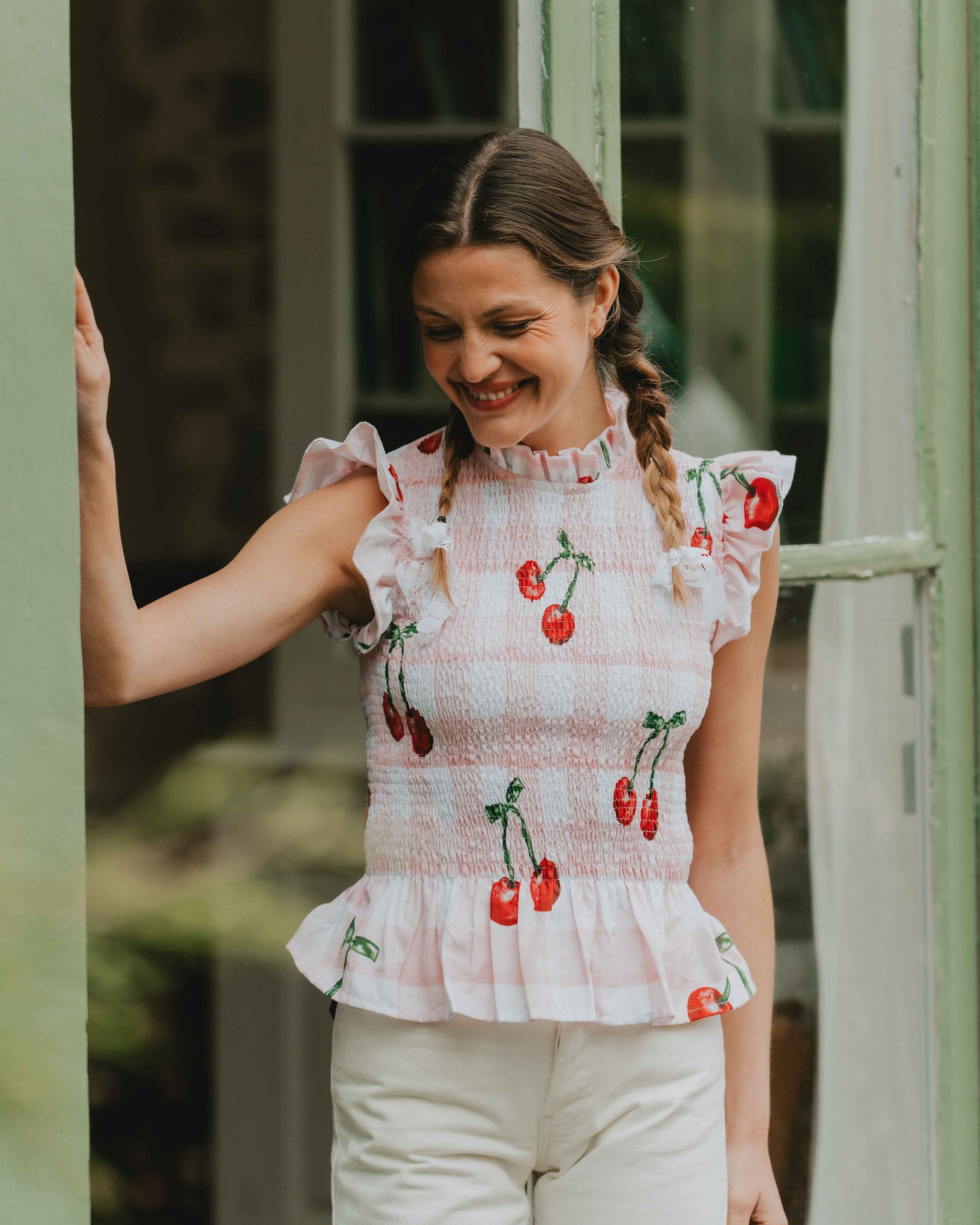Patron de couture top smocké avec volants aux épaules et imprimé fruité
