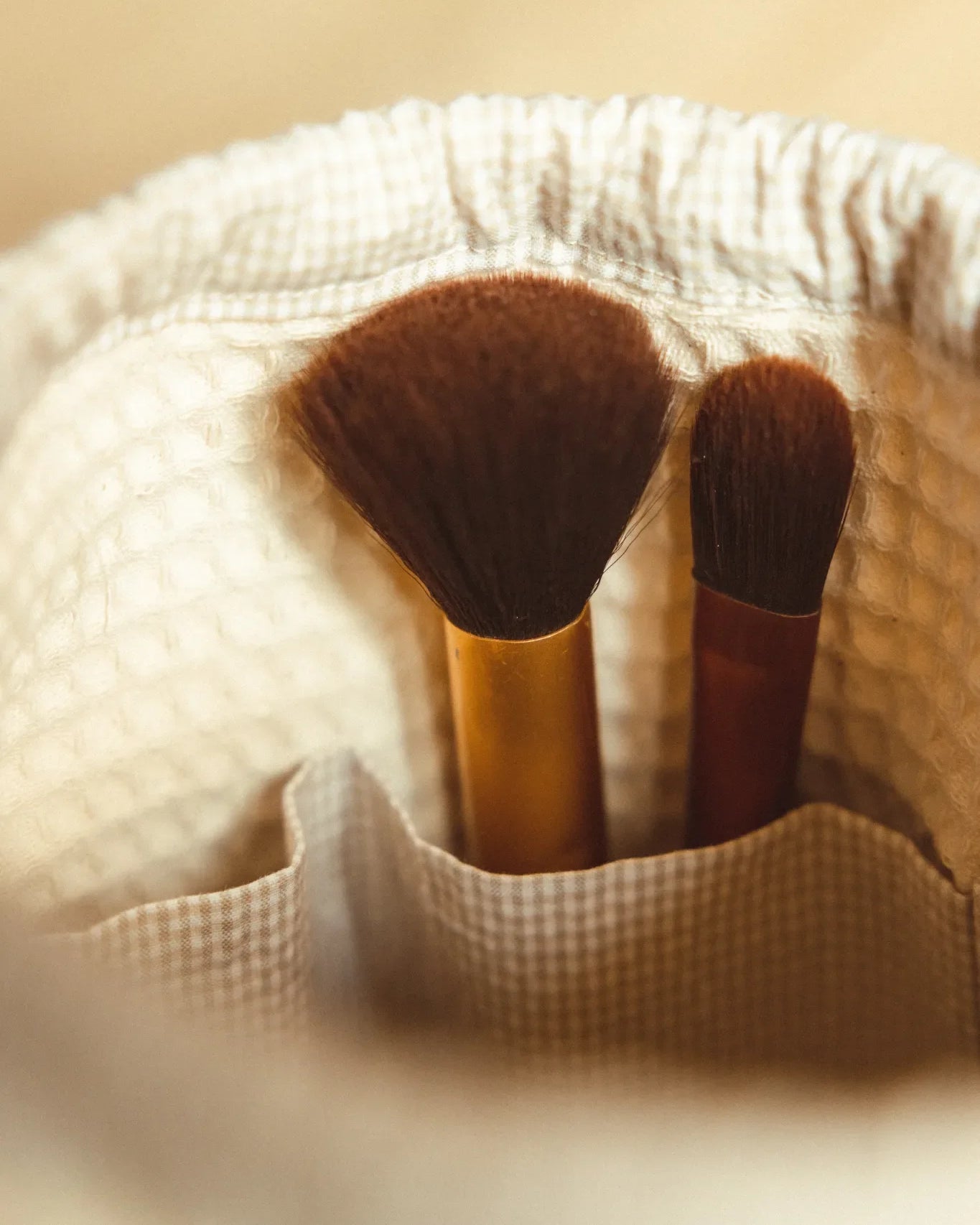 Patron trousse baluchon en tissu gaufré pour pinceaux de maquillage.