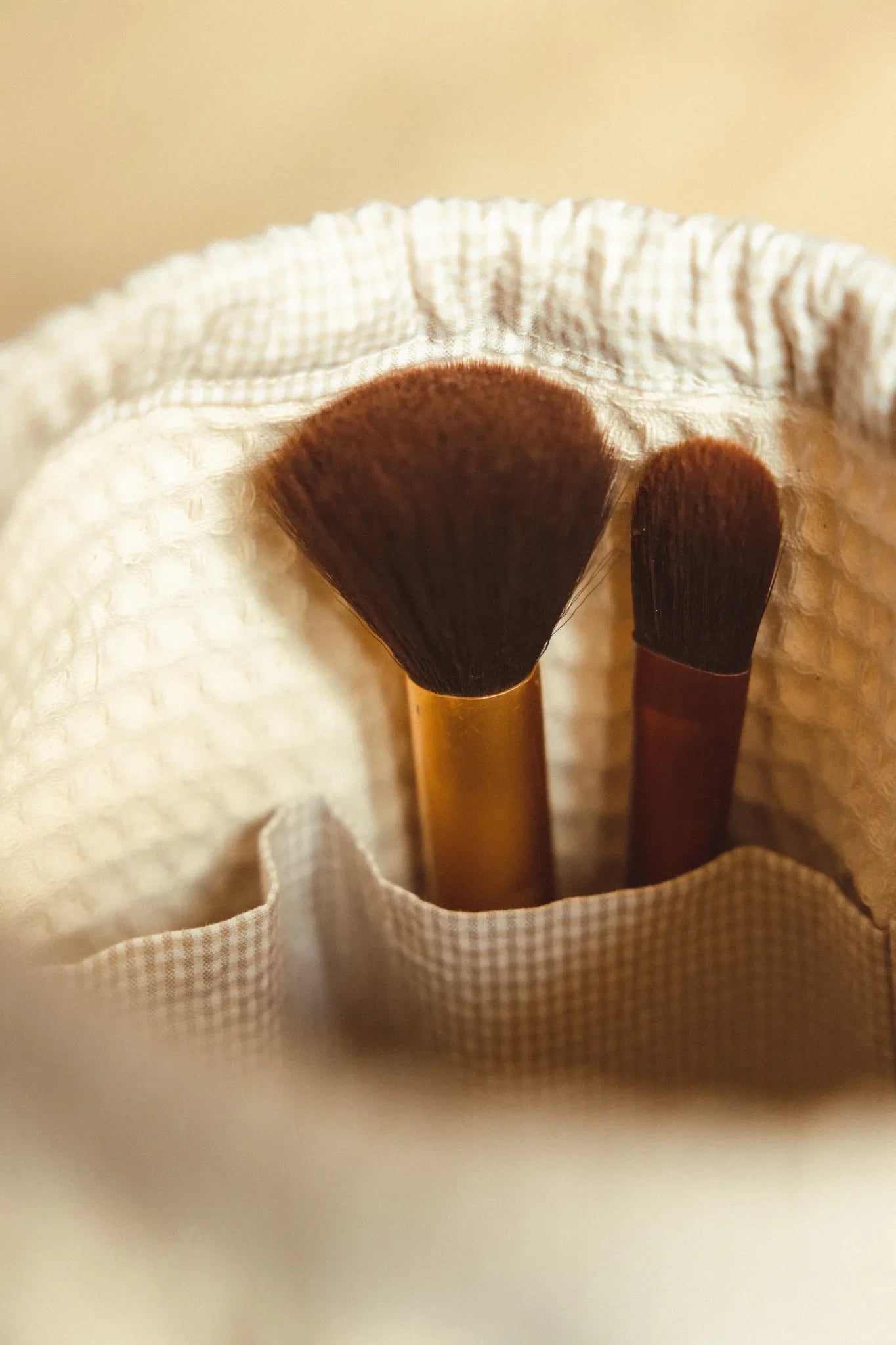 Patron trousse baluchon en tissu gaufré pour pinceaux de maquillage.