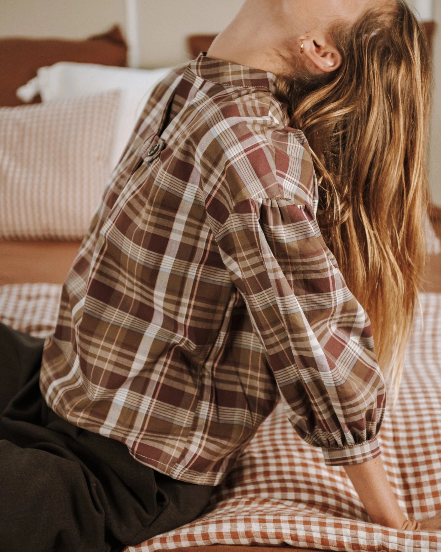 Blouse à carreaux de Maéli Paris, style décontracté avec fermeture à boutons