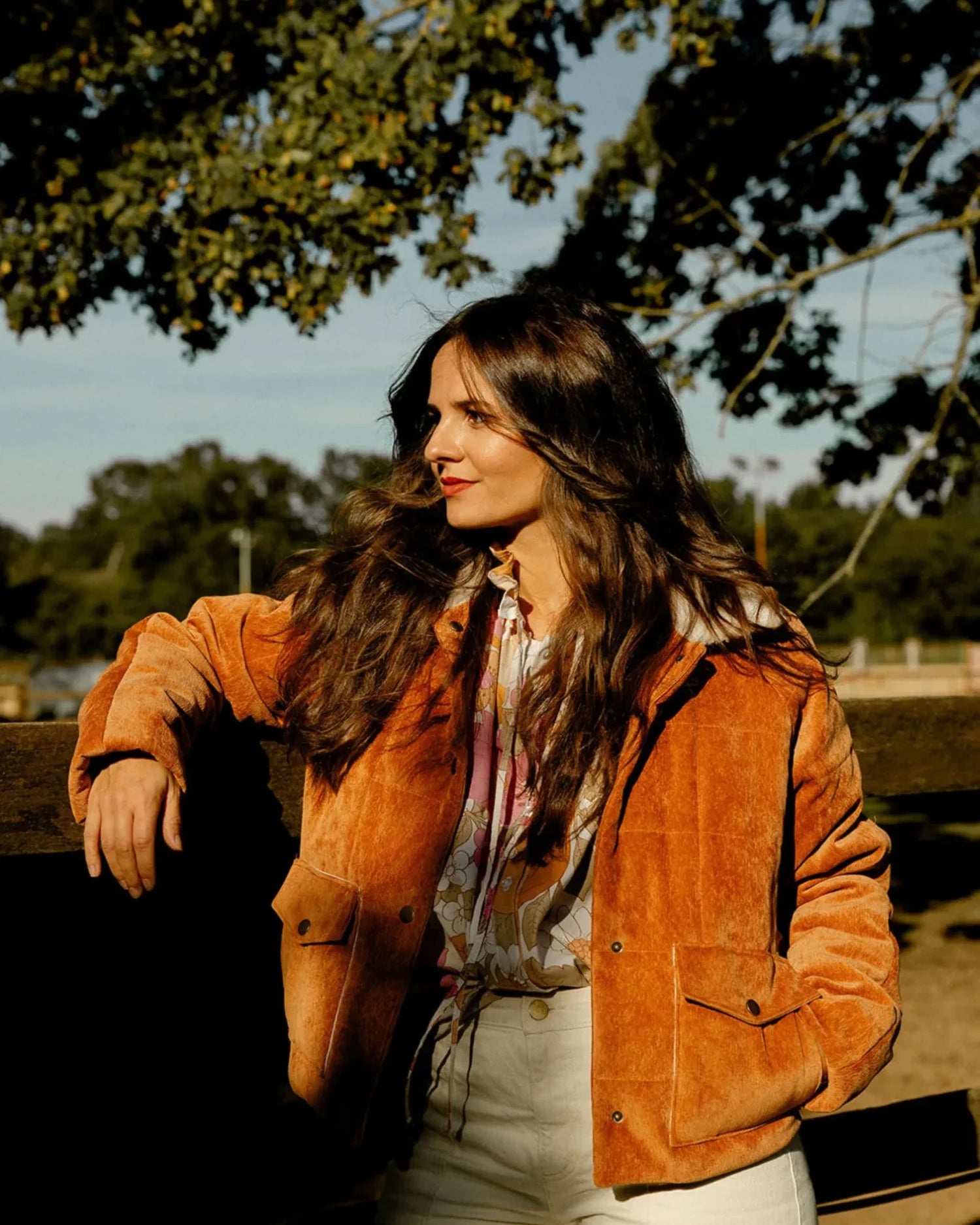 Patron veste Élodie Maéli Paris, en orange vif et col sherpa.