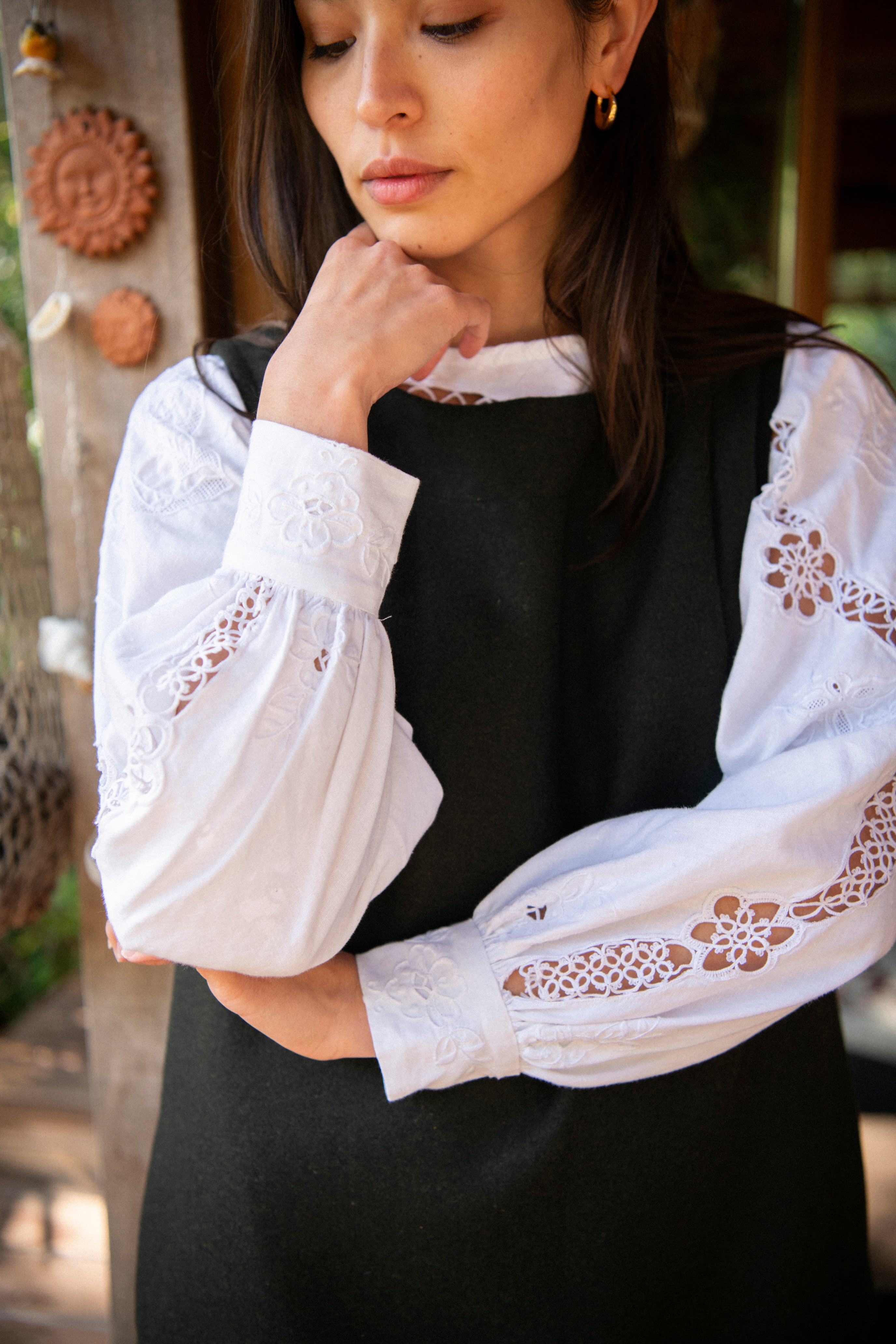 robe chasuble noire avec blouse broderie anglaise look couture femme