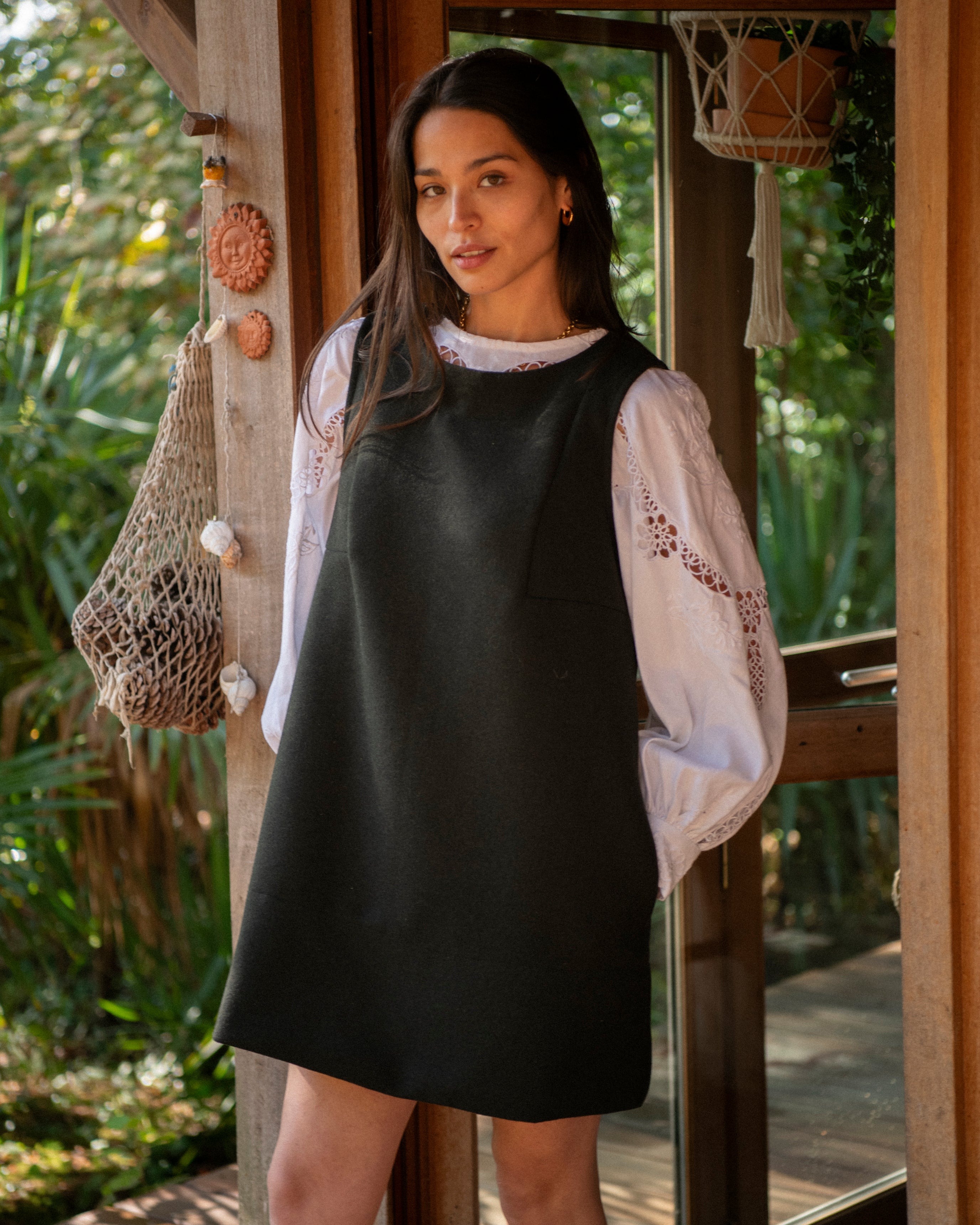 robe chasuble noire femme portee avec blouse blanche couture look hiver