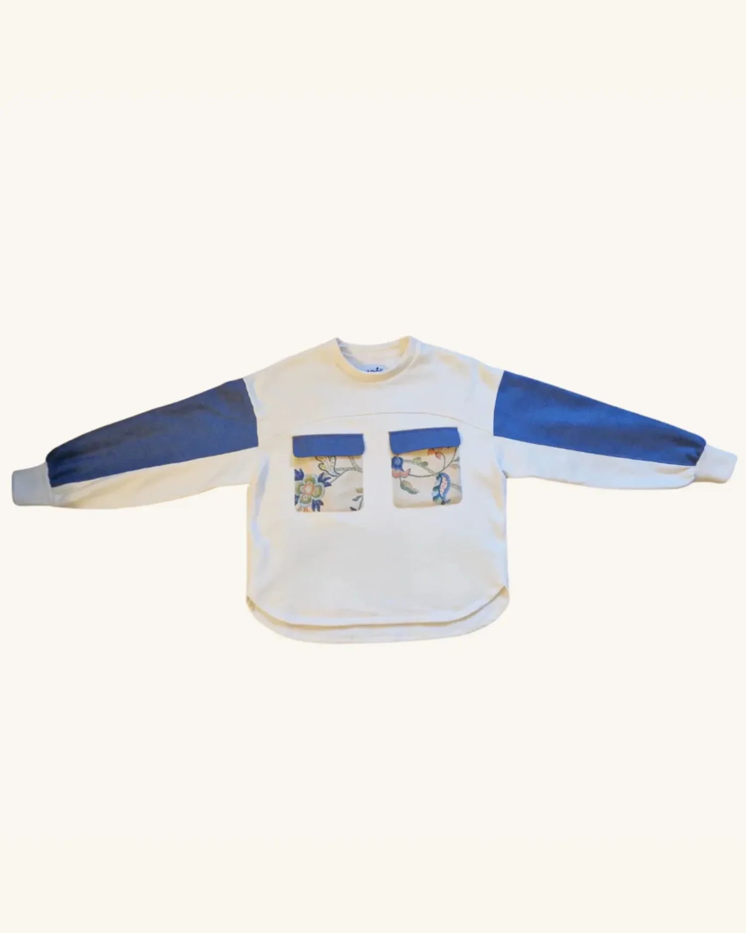 Sweat Simone fleuri bleu marine à poches de Maéli Paris.