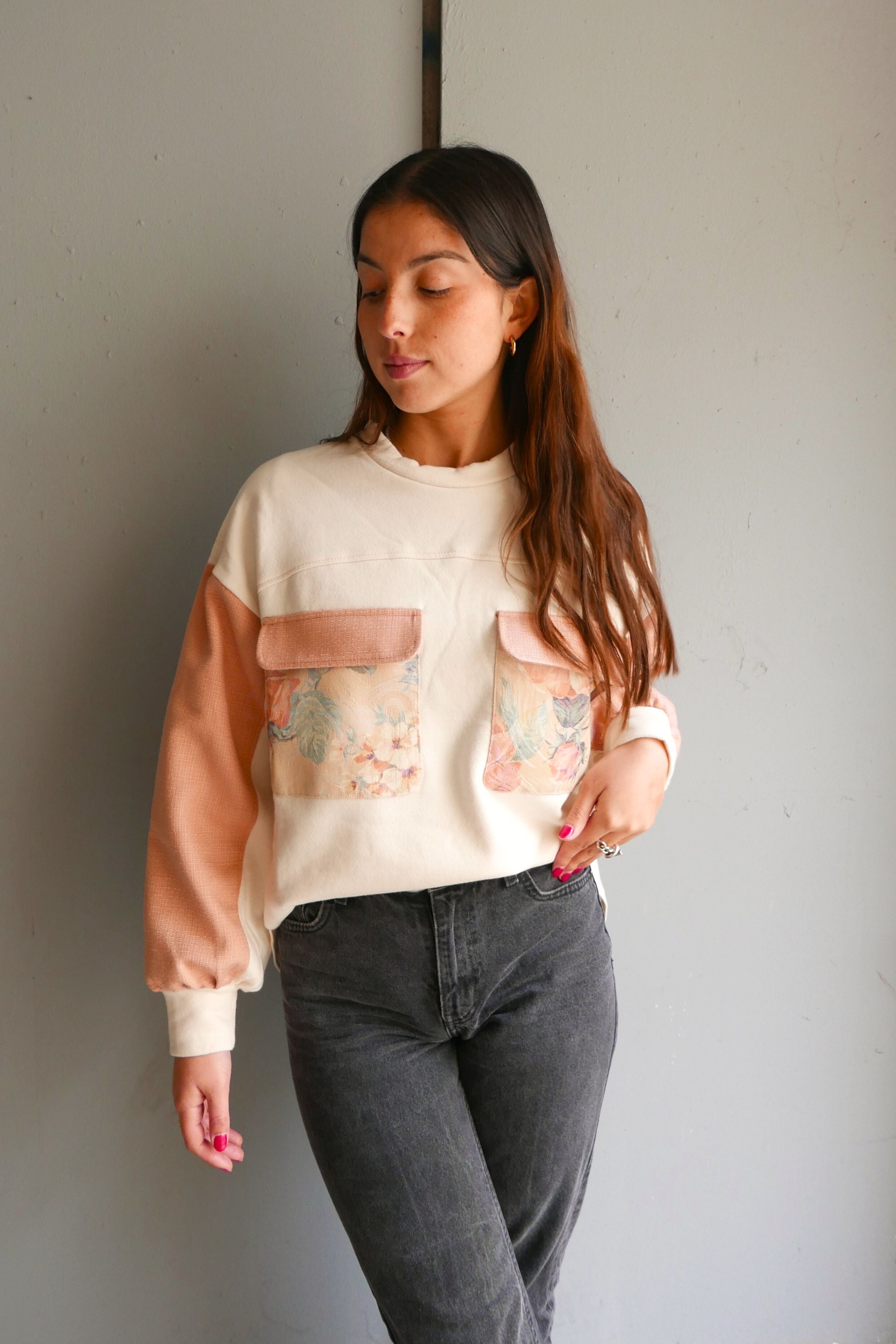 Sweat femme Simone fleuri rose texturé à poches de Maéli Paris.