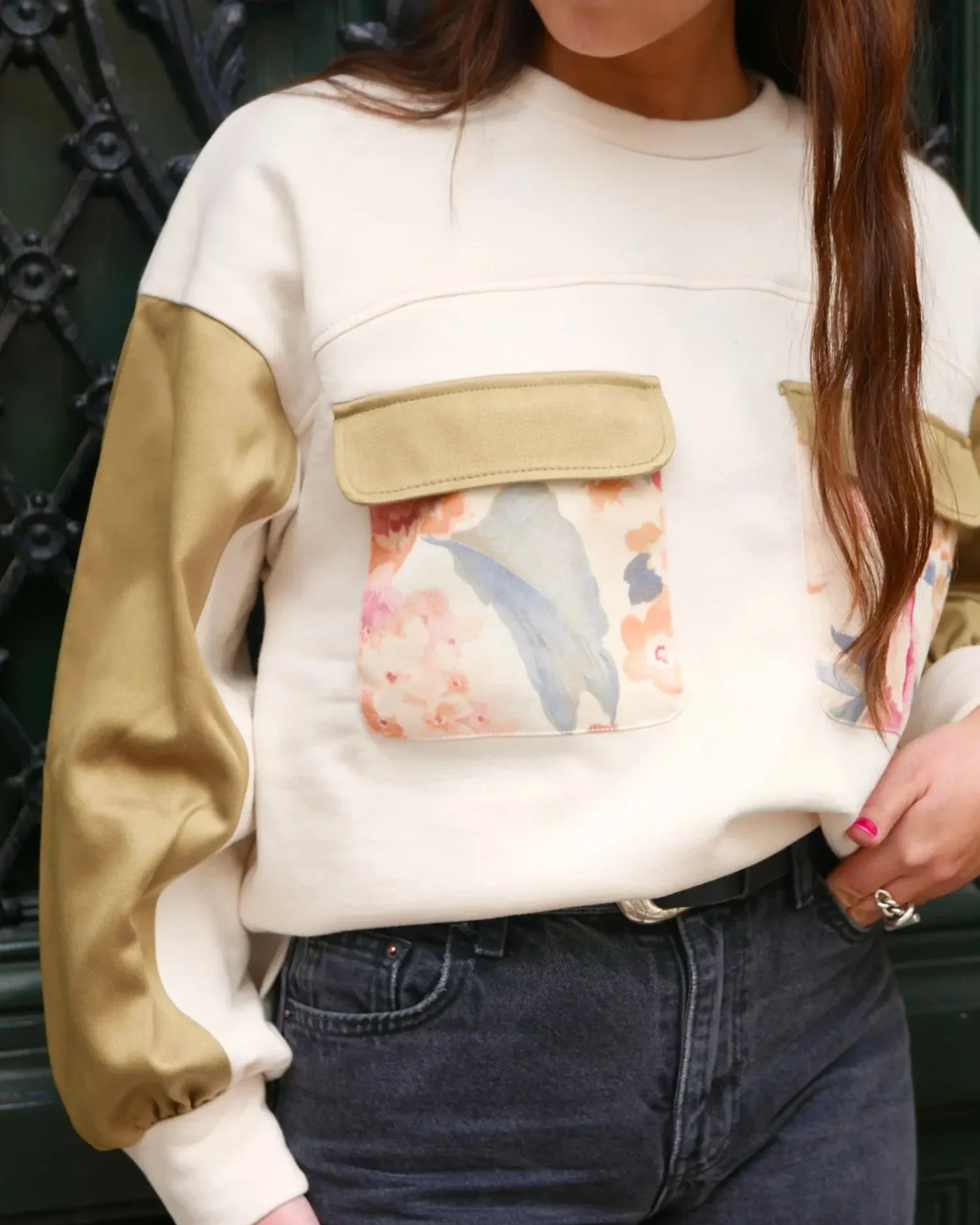 Sweat Simone fleuri vert ocre à poches de Maéli Paris.