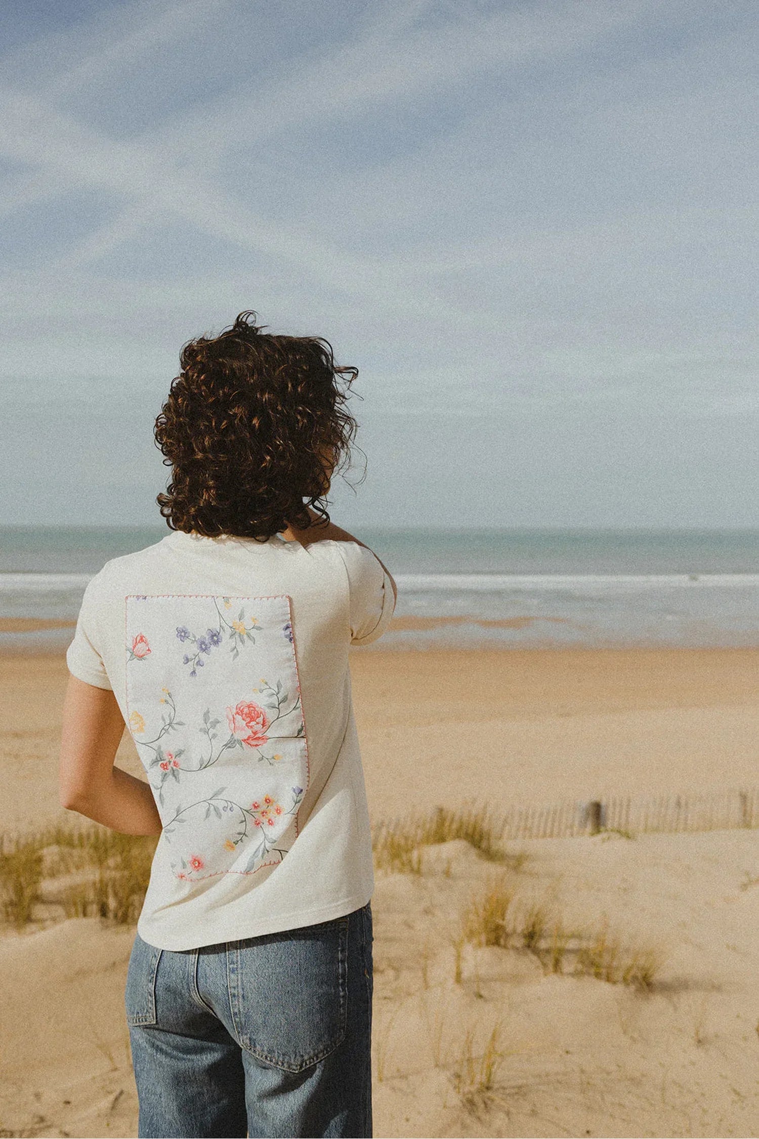 T-shirt Olympe Maéli, écru avec motif au dos, pour femme.