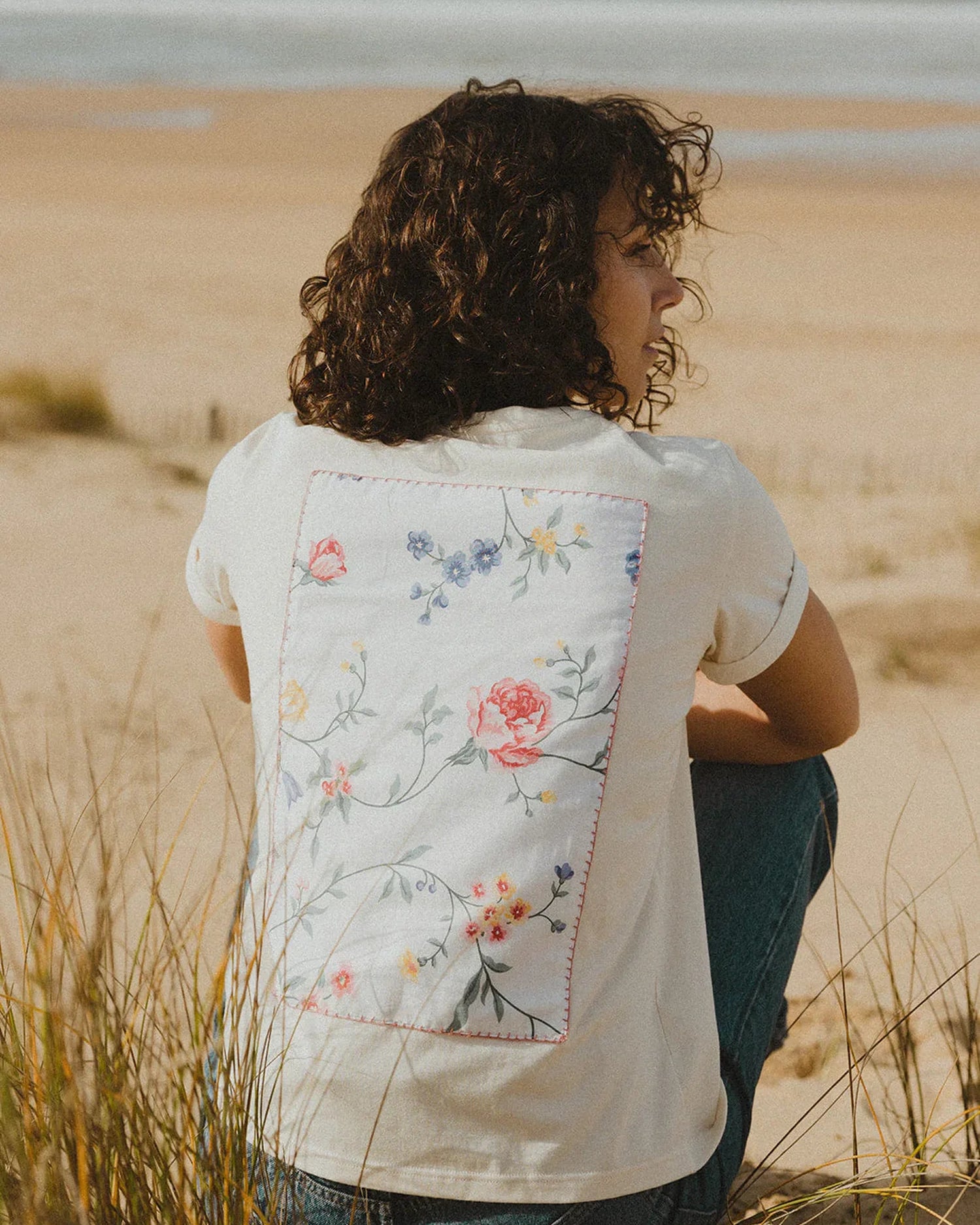 T-shirt Olympe Maéli, écru avec motif au dos.