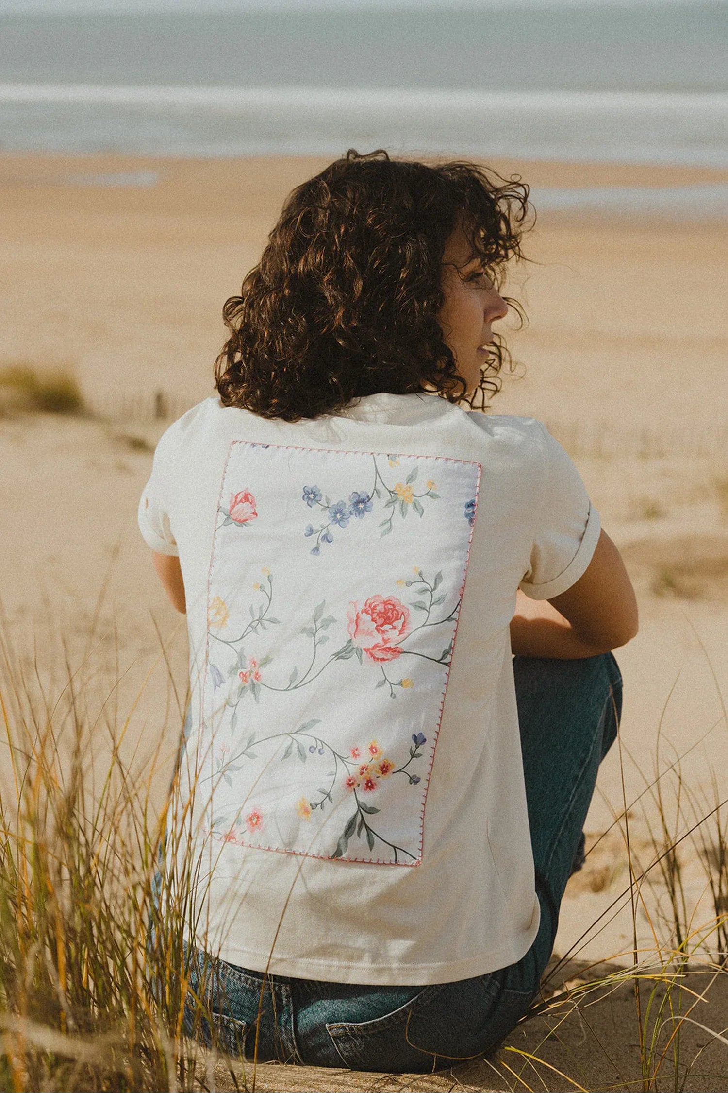 T-shirt Olympe Maéli, écru avec motif au dos.