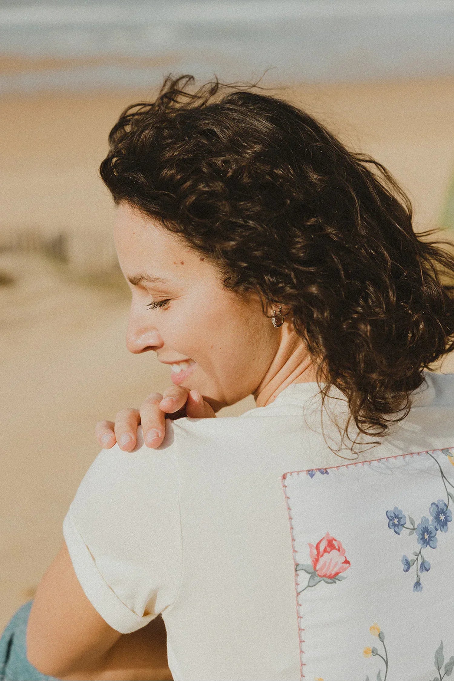 T-shirt Olympe Maéli pour femme, écru avec motif au dos.