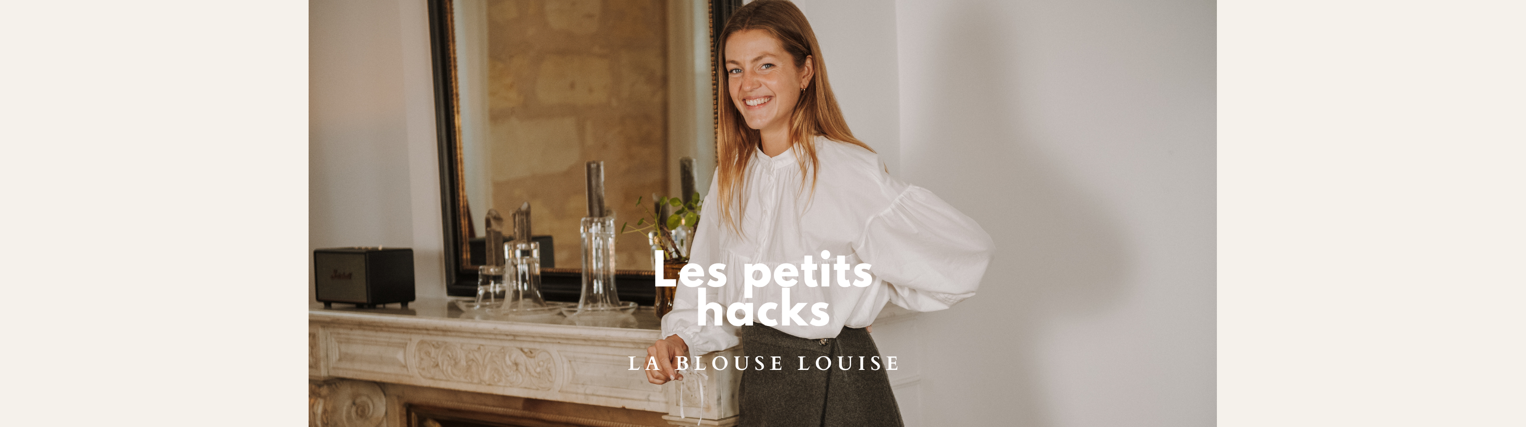 Blouse au col bas et plis religieux aux manches