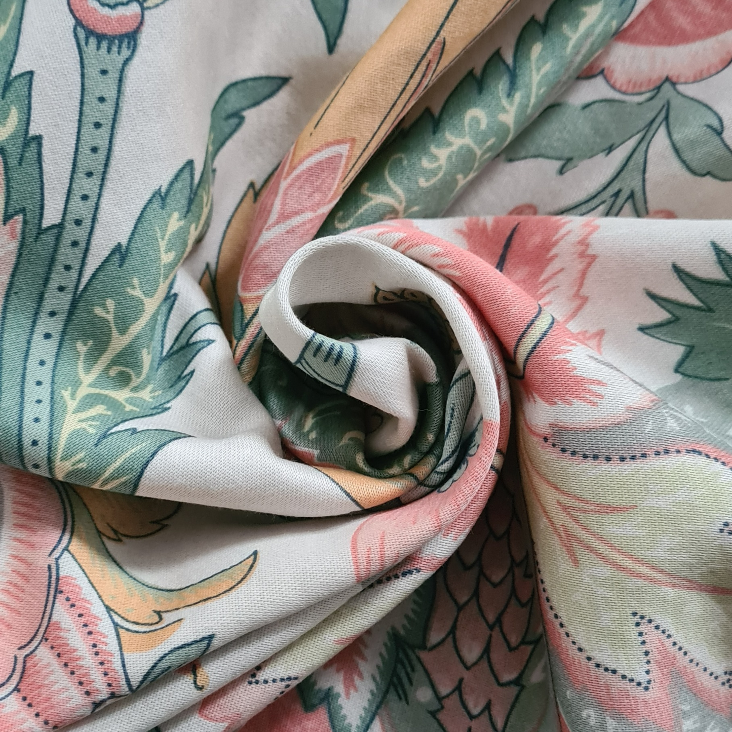 Tissu polyester - Écru  avec fleurs roses et feuillage vert - 275 cm * 135 cm
