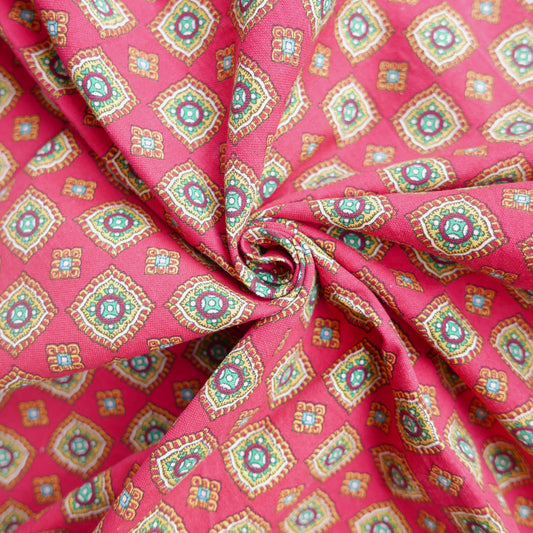 Tissu 100% coton - Rouges avec motifs géométriques jaunes et verts  - 80 cm * 135 cm