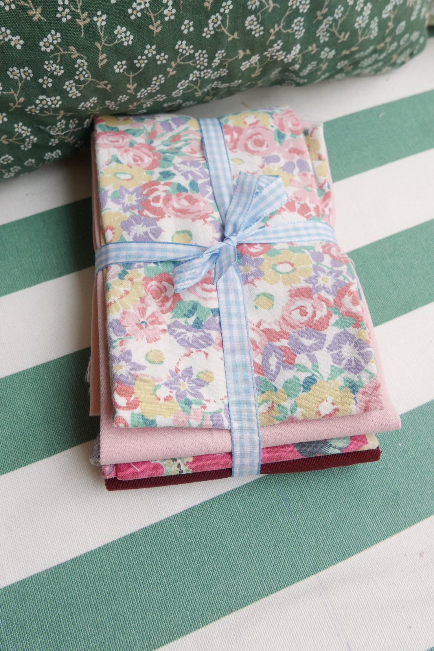 Chutes de tissus rose