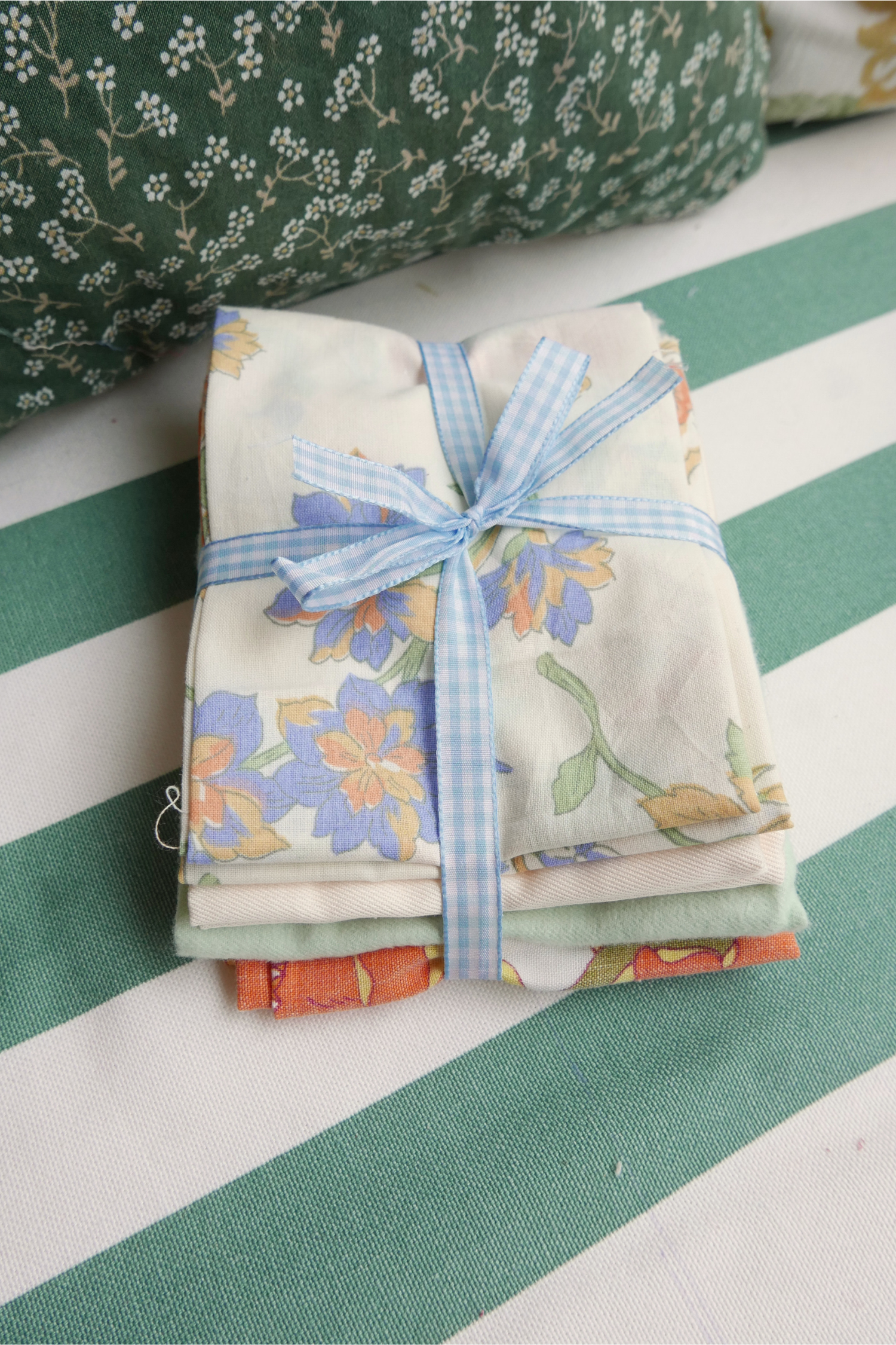 Chutes de tissus orange