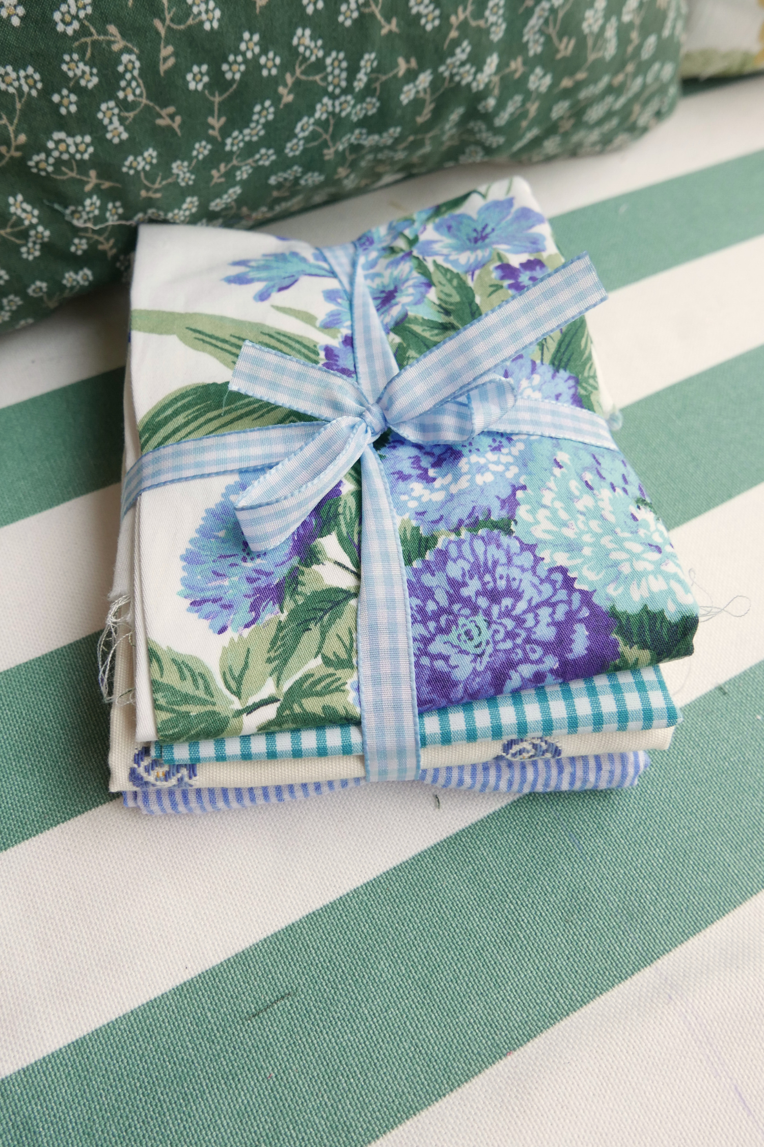 Chutes de tissus bleues