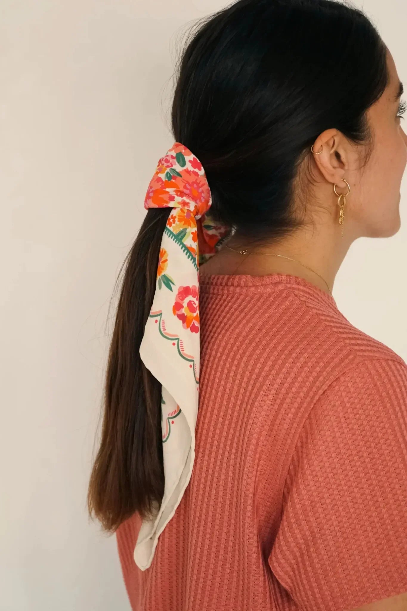 Kit couture, le foulard en soie écru et fleuri à mettre dans les cheveux.