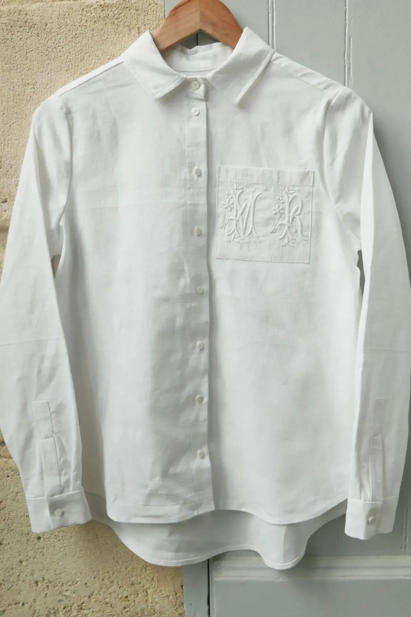 Chemise Clémentine upcyclée avec une broderie sur la poche. 