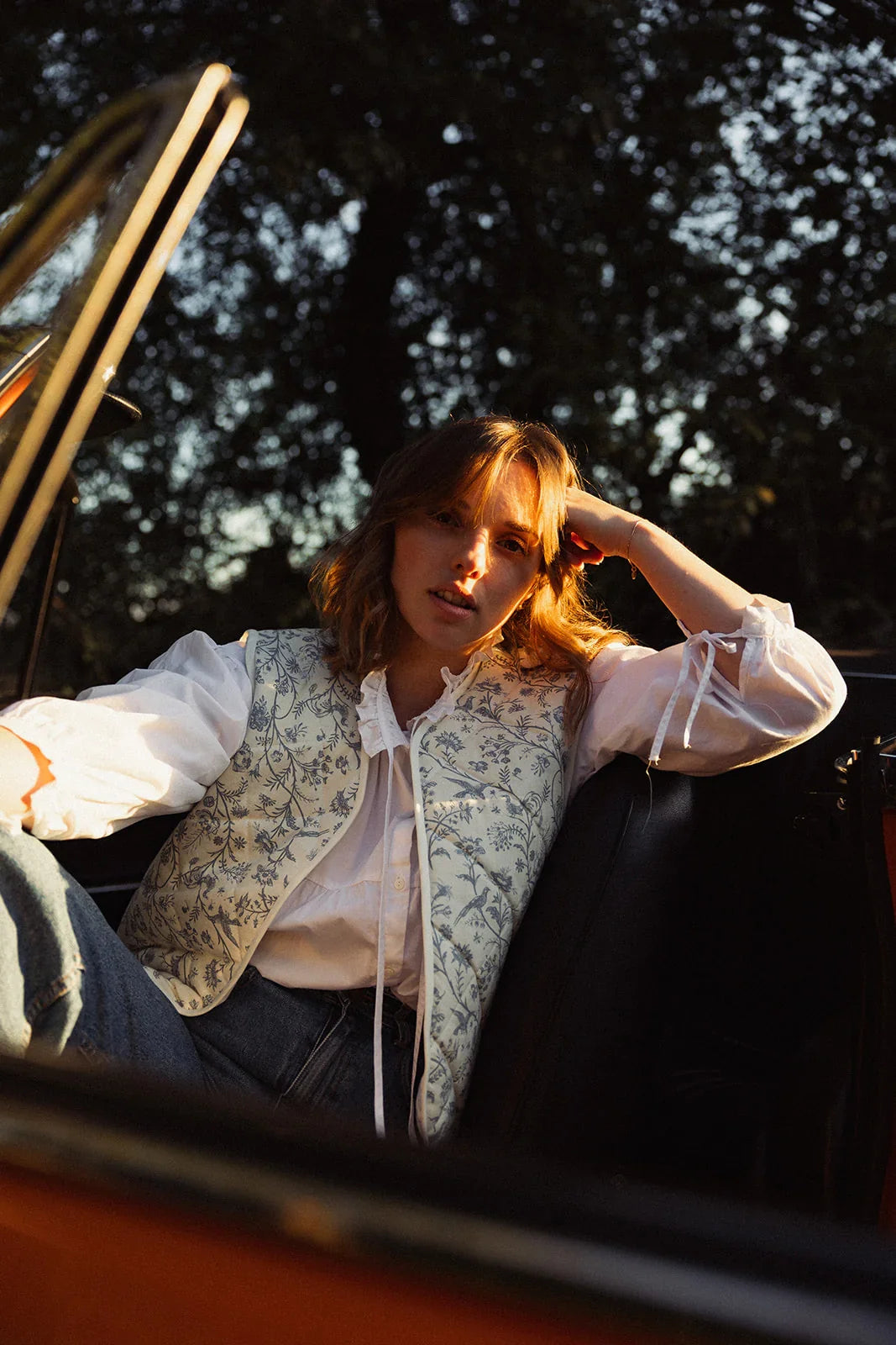 Gilet Jeanne sans manches pour femme, bleu et blanc. 