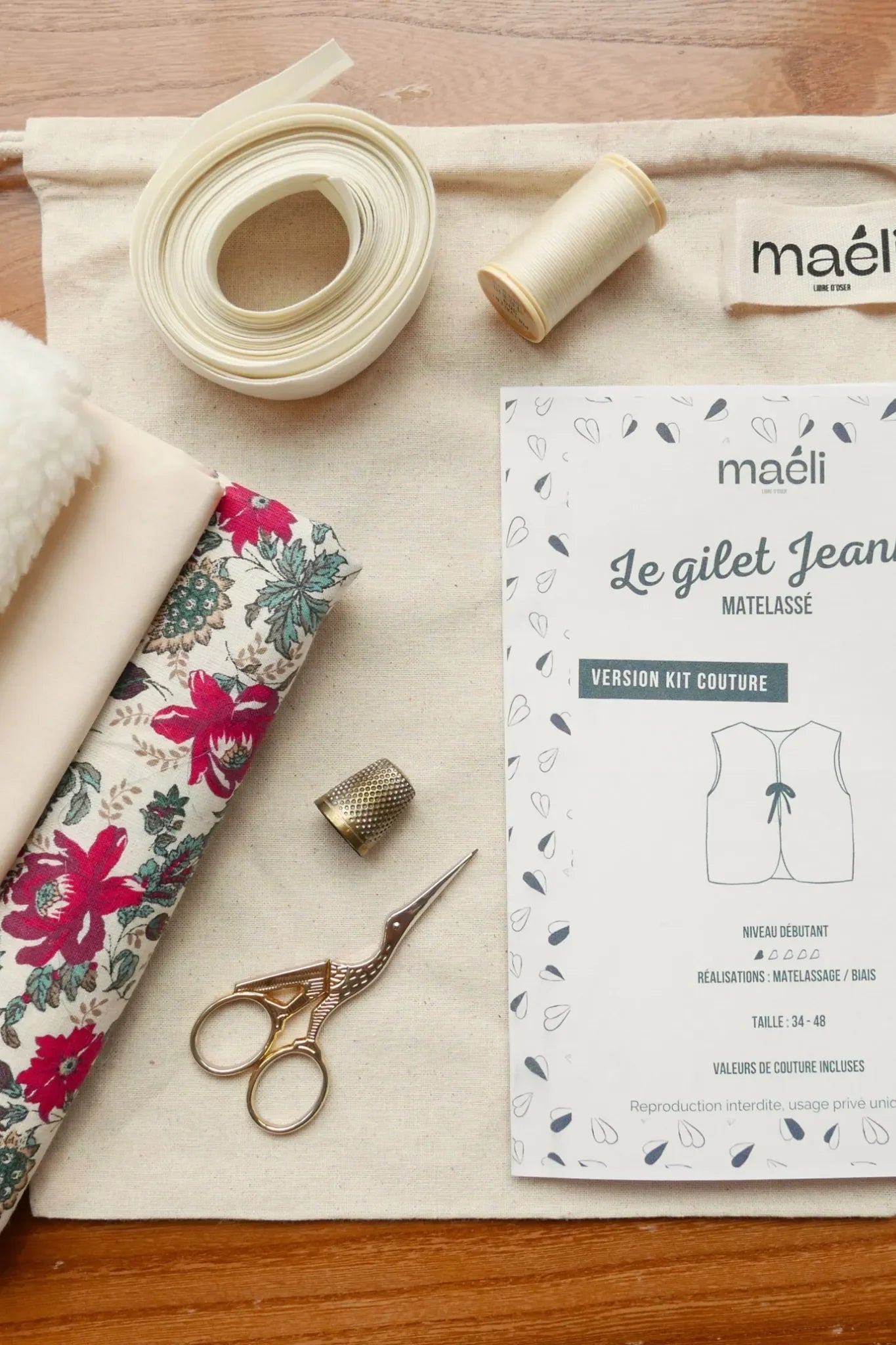 Contenus du kit couture pour réaliser le gilet Jeanne Maéli Paris.