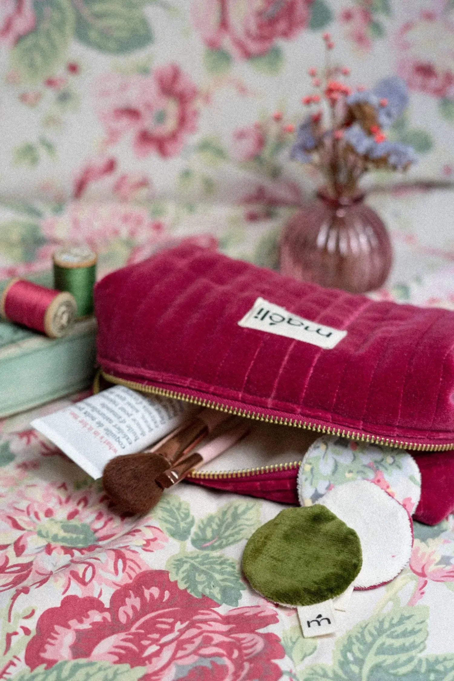 Kit couture de la trousse Joséphine by Maéli en velours rose. 