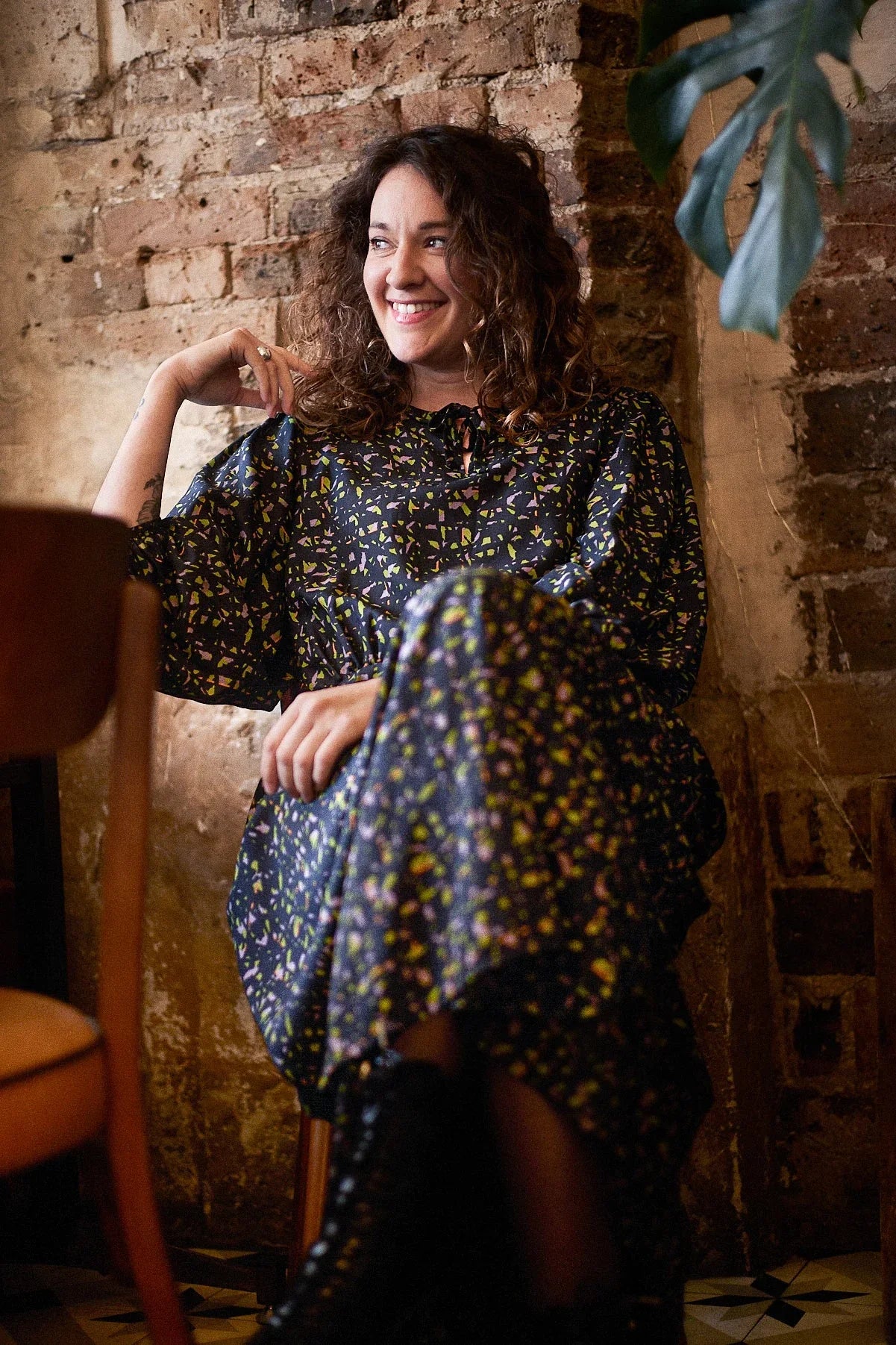 Kit couture Maéli et Atelier Brunette, robe ressourcée, longues, noir à motifs.