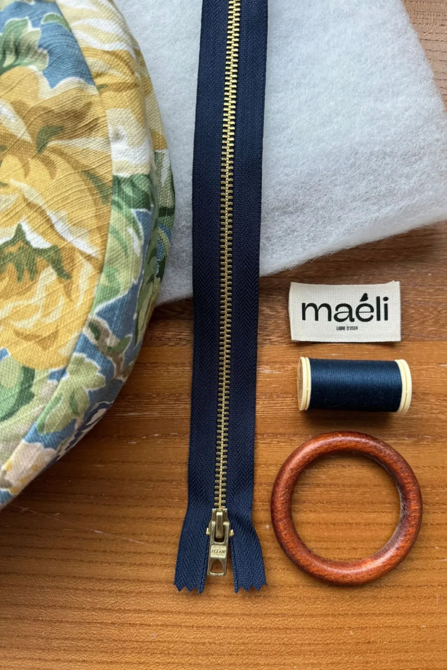 Kit mercerie marine pour réaliser le sac demi-lune Noémie de Maéli.